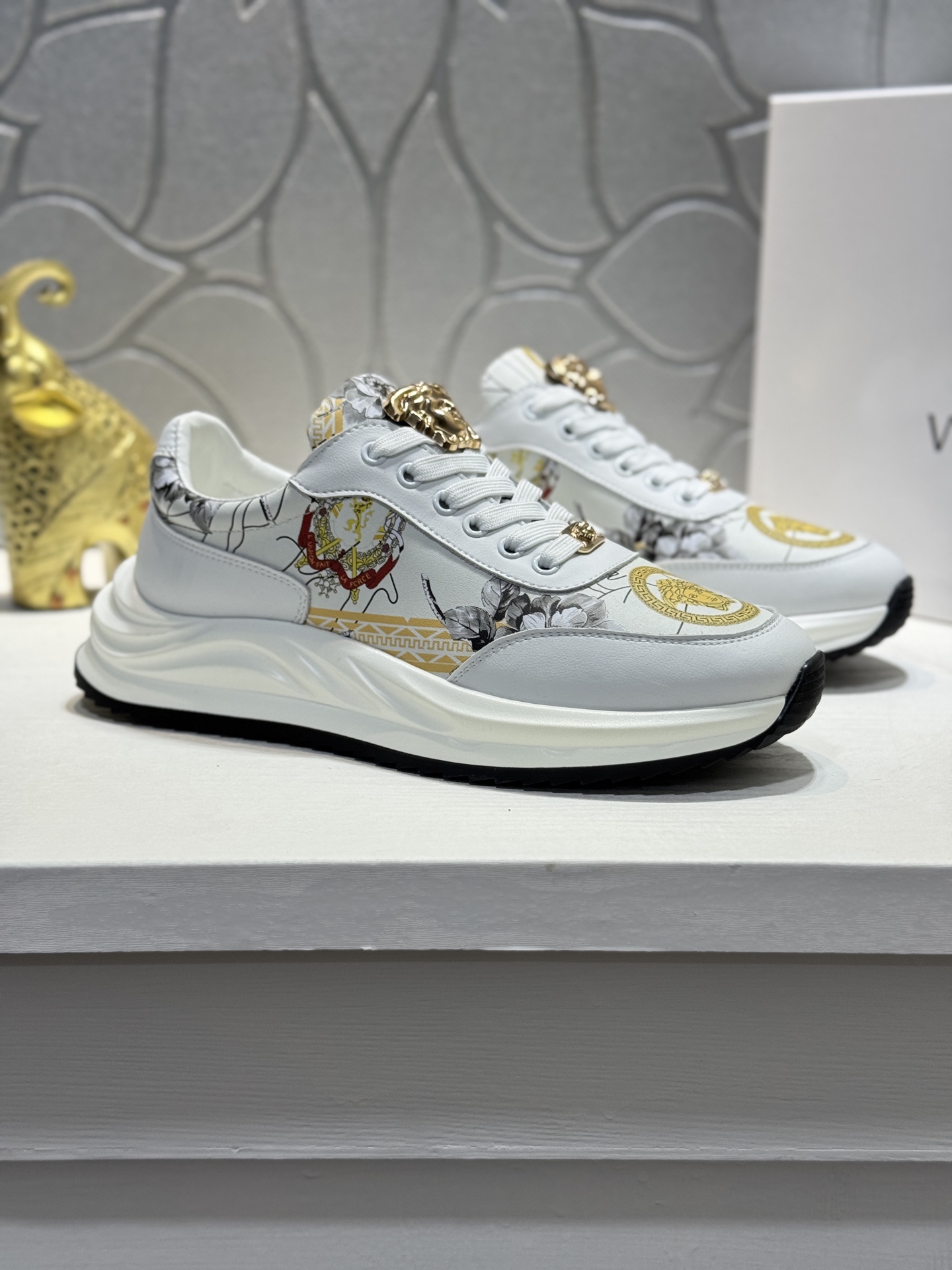 NO:853834,[Real price] Fashion trends - Versace is on sale globally. The market-leading model. It is unique and well-made. It is made of imported cowhide with mesh lining. Unique layout design by European and American masters. It perfectly creates counter quality, wear-resistant imitation slip original outsole. Sports and running style design. Unique beauty on the upper foot. Casual sports sneakers are super comfortable. Size38-44 '45 customization, versace, cowhide19860909【实价】时尚潮流-范思哲 全球抢购中 市场领先款 独领风骚,重金精心打造 材料进口牛皮配网布内里.欧美大师独特版面设计 完美打造专柜品质,耐磨仿滑原 版大底 运动跑步风设计 上脚独特的美,休闲运动板鞋超级舒服. Size38-44「45定制,,versace,cowhide,Men's shoes