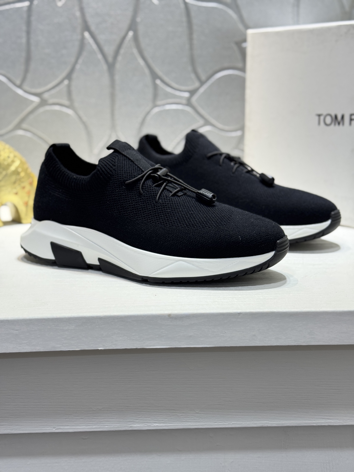NO:853862,[Real price] [Tom Ford Ford] The same style as the official website [Proud] Original hot-selling sports shoes. Imported fly-knit fabric and breathable fabric 11 original boards. Sheepskin insoles and shoe body accessories. Quality. Lightweight foam outsole!  Sports and leisure are both perfect!  Code number 38-44 (45 is custom-made and non-refundable, tom ford, sneakers, sheepskin19860909【实价】【Tom Ford福特】官网同款[得意]原单爆款运动鞋 进口飞织面料加透气布料11原板 羊皮鞋垫鞋身配件开模 品质 轻盈发泡大底 ！运动休闲两不误哦！码数38-44（45定做不退换,,tom ford,sneakers,sheepskin,Men's shoes