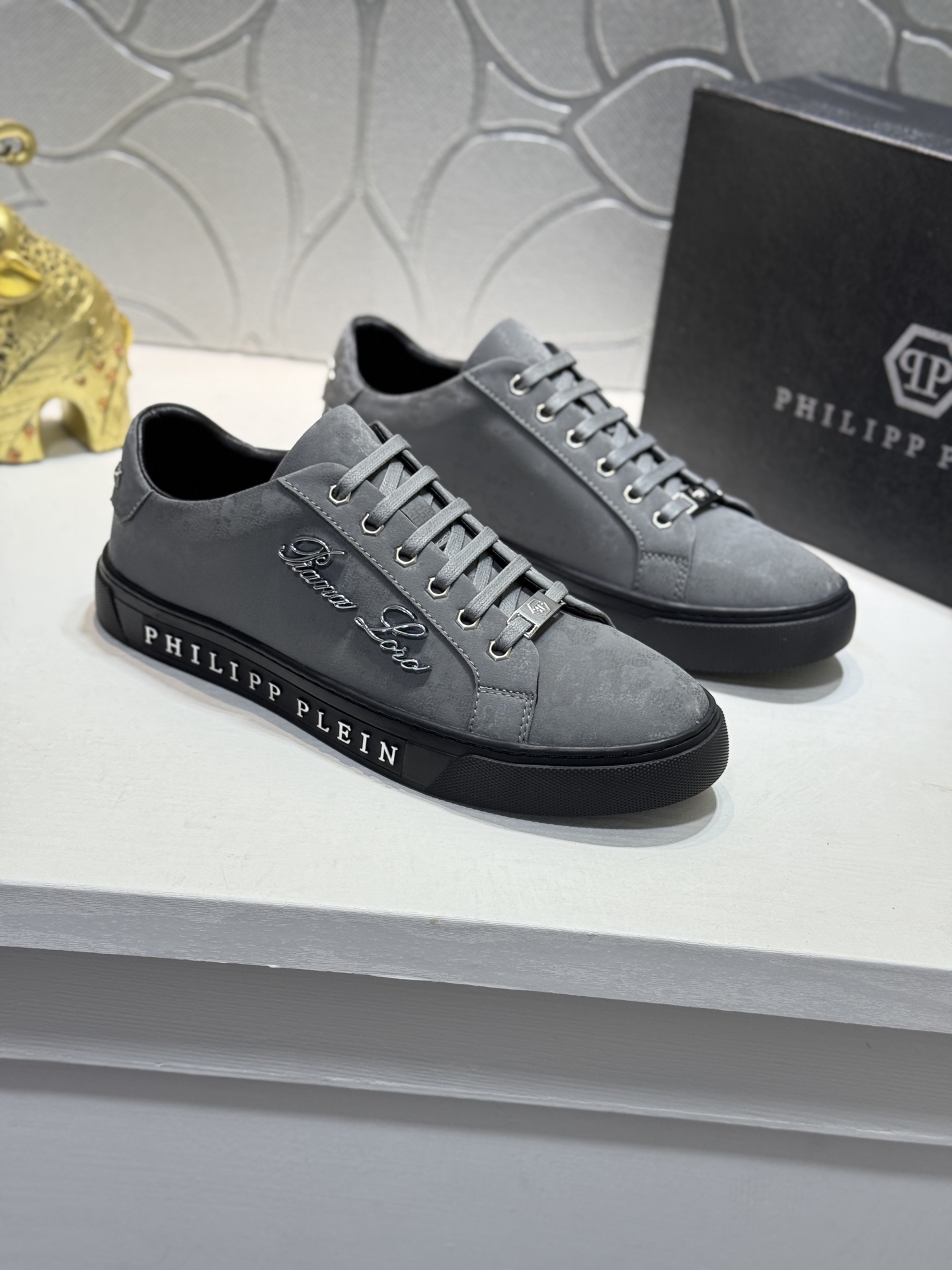 NO:888288,[Real price] PHILIPP PLEIN (Philip Plein) high-top men's shoes high-end brand official website 1:1. The upper is made of cowhide and sheepskin lining, original hardware accessories, exclusive new style, stunning work, compared with the official quality, Midea's 11 replica [color]!  Create a fashionable personality to set off your uniqueness!  A must-have for trendy men! Classic Size38-44 (45 customized,,PHILIPP PLEIN,cowhide,sheepskin19860909【实价】PHILIPP PLEIN(菲利普普来因)高帮男鞋高端品牌 官网1:1.鞋面采用牛皮羊皮内里,原版五金配件,独家新款,惊世之作,与官方的质量相比美的11复刻[色]！打造时尚个性衬托你的与众不同！ 潮男必备!经典 Size38-44（45定制,,PHILIPP PLEIN,cowhide,sheepskin,Men's shoes