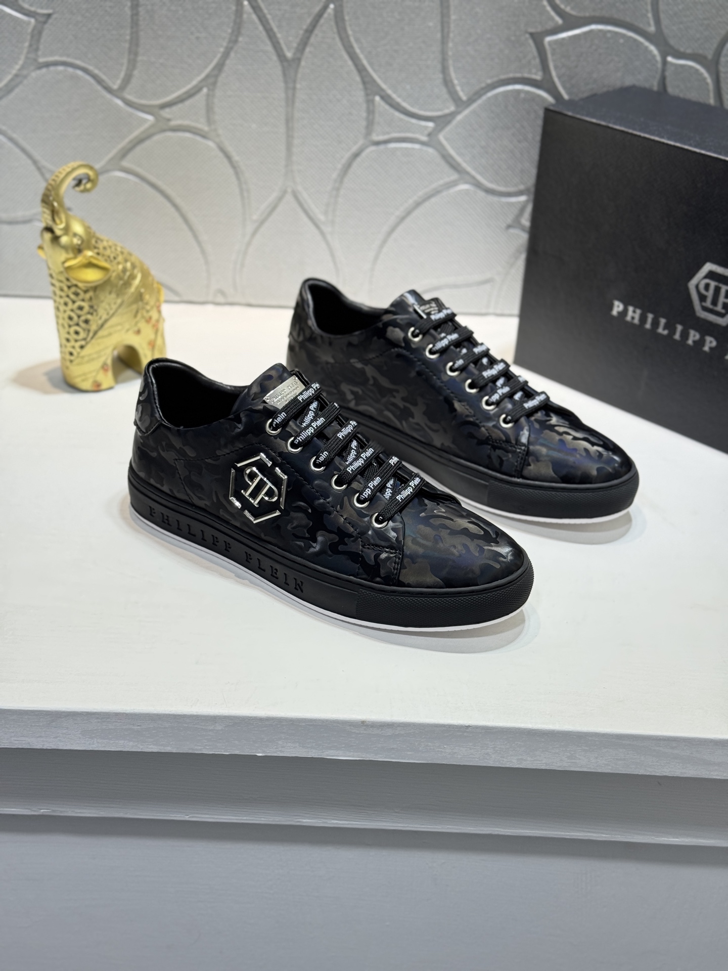 NO:888796,[Real price] PHILIPP PLEIN (Philip Plein) high-top men's shoes high-end brand official website 1:1. The upper is made of cowhide and sheepskin lining, original hardware accessories, exclusive new style, stunning work, compared with the official quality, Midea's 11 replica [color]!  Create a fashionable personality to set off your uniqueness!  A must-have for trendy men! Classic Size38-44 (45 customized,,PHILIPP PLEIN,cowhide,sheepskin19860909【实价】PHILIPP PLEIN(菲利普普来因)高帮男鞋高端品牌 官网1:1.鞋面采用牛皮羊皮内里,原版五金配件,独家新款,惊世之作,与官方的质量相比美的11复刻[色]！打造时尚个性衬托你的与众不同！ 潮男必备!经典 Size38-44（45定制,,PHILIPP PLEIN,cowhide,sheepskin,Men's shoes