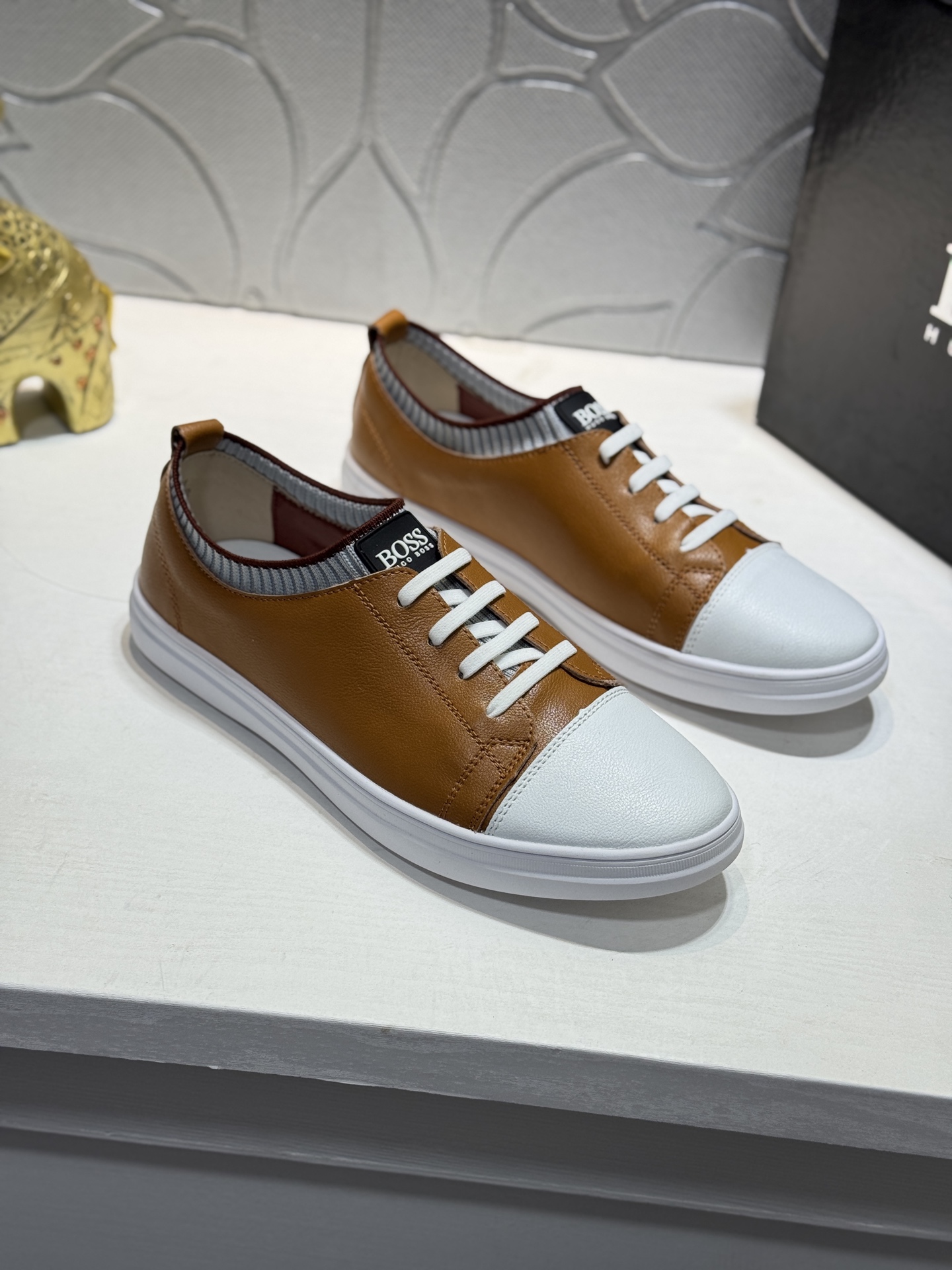 NO:888804,[Actual price] [BOSS] Casual men's shoes, this model is a classic style, made by famous original factory, with cowhide upper and genuine leather lining. Perfect last shape, generous and fashionable design, attracting many consumers, suitable for drivers to drive, what they want is the highest quality in the market Size38-44,,cowhide19860909【实价】【BOSS】休闲男鞋,本款是主打经典款,原厂名师制作,鞋面牛皮真皮内里.完美楦型,大方时尚的设计,吸引了众多消费者的追捧,适合司机驾车行驶,要的就是市场最高品质 Size38-44,,cowhide,Men's shoes