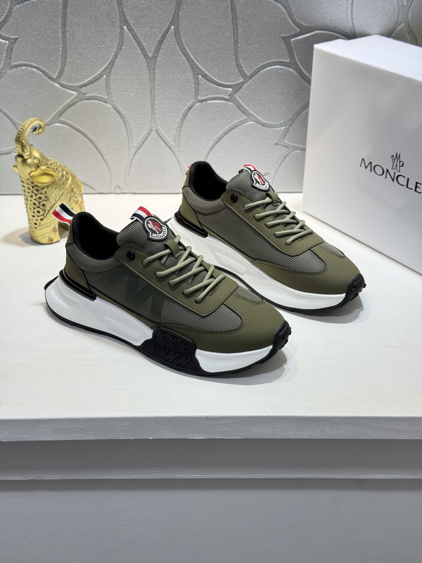 NO:888814,[Real price] Moncler/Mongolian men's casual shoes, with comfortable and non-slip properties, made of cowhide with mesh and mesh lining, combine innovation, functionality and graphic details to interpret fashion. The rubber outsole is highly elastic and wear-resistant, improving comfort!  Size38-44 (45 is custom-made and cannot be returned or exchanged,,Moncler,cowhide19860909【实价】Moncler/蒙口男士休闲鞋,具有舒适防滑性能,采用牛皮配网,网布内里,兼备创新、功能性与图形细节于一体,诠释潮流时尚.橡胶大底,具有高弹性高耐磨性,提高舒适性！ Size38-44（45定做不退换,,Moncler,cowhide,Men's shoes