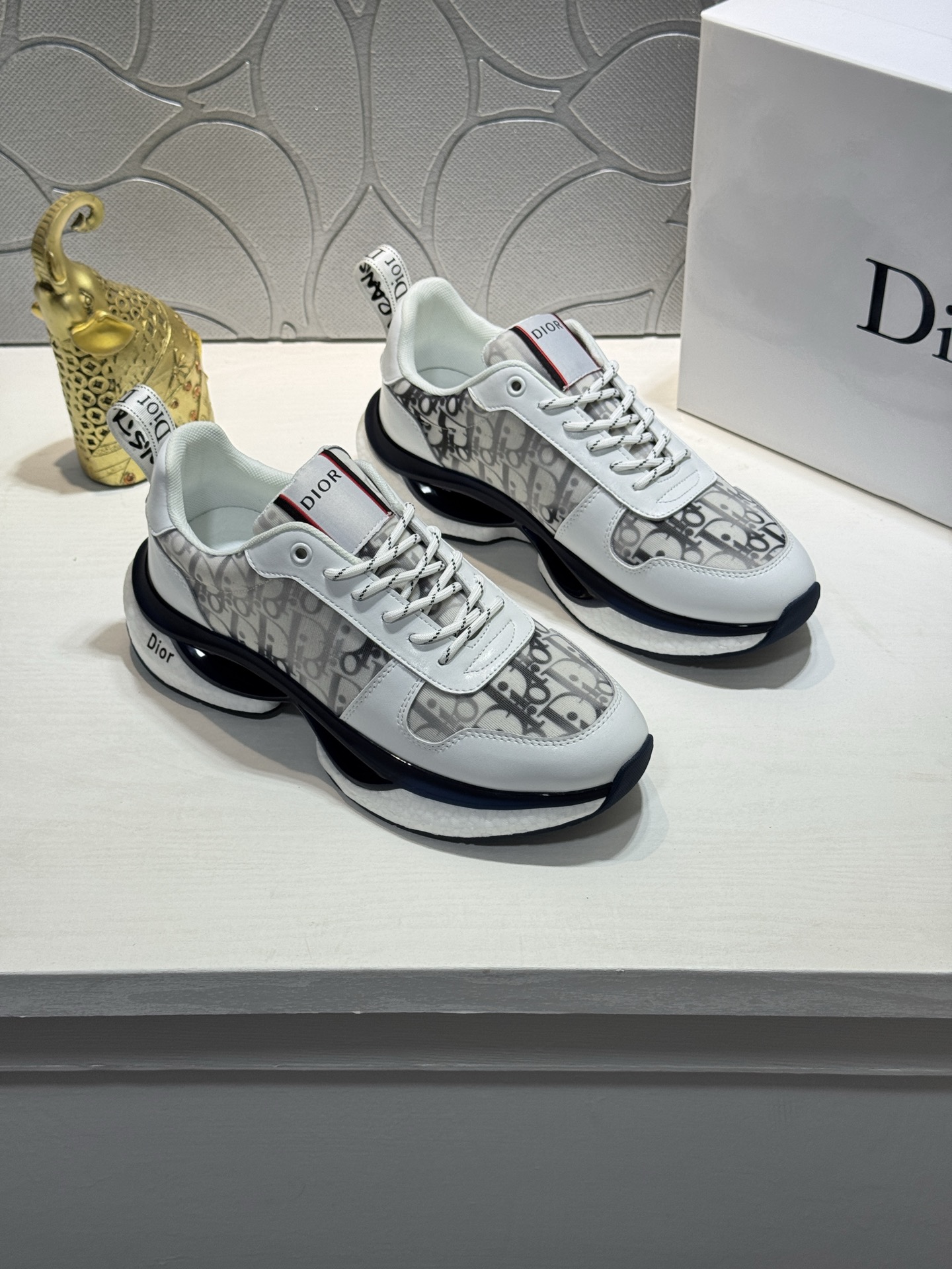 NO:888829,[Real price] Original quality (Dior) sports shoes, the latest popular casual and fashionable men's shoes, are simple and elegant, exclusive for trendy men. Unique original decoration with the latest brand elements on the official website, imported cowhide stitching with classic fabrics, fashionable and generous accessories, foamed TPU wear-resistant and increased outsole, light and comfortable. Size38-44 (45 customized, dior, sneakers, cowhide19860909【实价】原单品质（迪奥）运动鞋最新款休闲时尚男鞋爆款版型简洁大气 潮男专属.独有的官网新最品牌元素版原装饰,进口牛皮拼接搭经典面料,配饰尚时又大方,发泡TPU耐磨增高大底,轻便舒适.Size38-44（45定制,,dior,sneakers,cowhide,Men's shoes