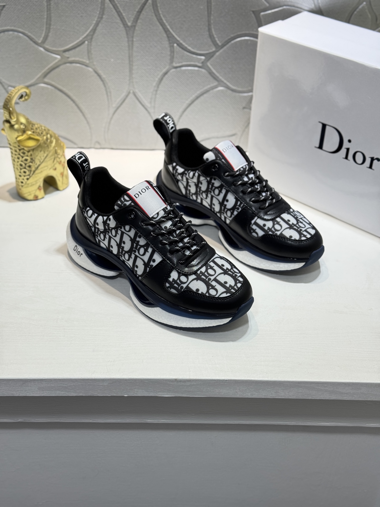 NO:888836,[Real price] Original quality (Dior) sports shoes, the latest popular casual and fashionable men's shoes, are simple and elegant, exclusive for trendy men. Unique original decoration with the latest brand elements on the official website, imported cowhide stitching with classic fabrics, fashionable and generous accessories, foamed TPU wear-resistant ** outsole, light and comfortable. Size38-44 (45 customized, dior, sneakers, cowhide19860909【实价】原单品质（迪奥）运动鞋最新款休闲时尚男鞋爆款版型简洁大气 潮男专属.独有的官网新最品牌元素版原装饰,进口牛皮拼接搭经典面料,配饰尚时又大方,发泡TPU耐磨**大底,轻便舒适.Size38-44（45定制,,dior,sneakers,cowhide,Men's shoes