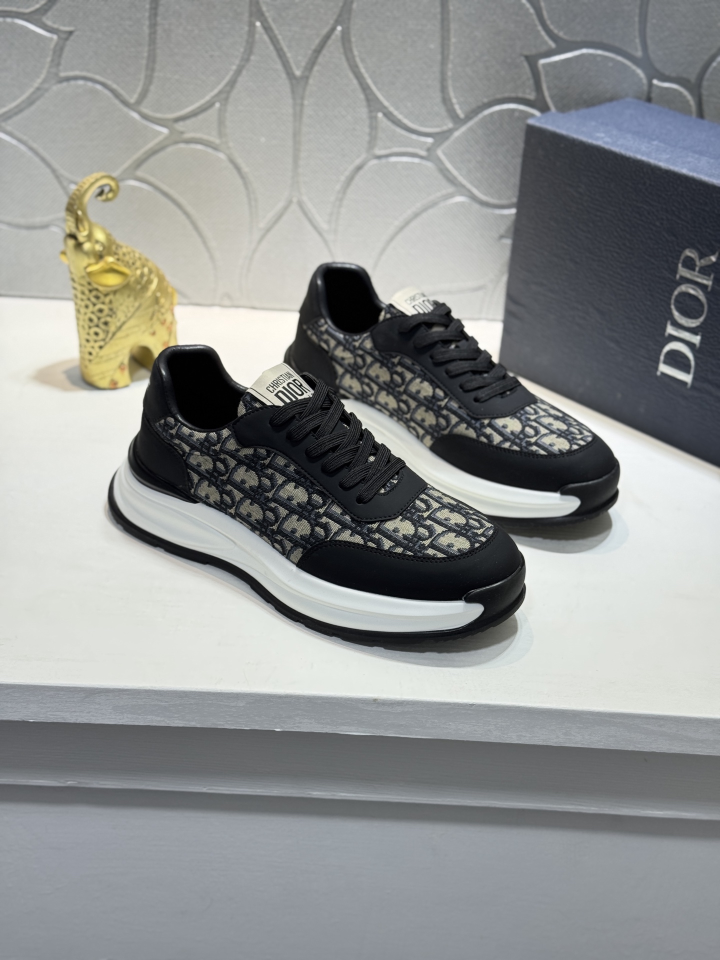 NO:888846,[Real price] Christian Dior hot model [New style] top purchasing men's casual shoes, uppers made of cowhide leather spliced with Dijia special fabrics, soles specially provided by the original factory, exclusive movable molded soles super comfortable, original factory follow-up goods, high-quality multi-color splicing design, exquisite workmanship, unique,  The details of the sheepskin lining determine the quality. We only make shoes with our heart. You can enter and exit the counter at will. Welcome to compare Size 38-44 (45 customized, non-returnable, dior, dior, dior, cowhide, sheepskin19860909【实价】迪奥Christan Dior(迪奥)爆款【新款】顶级代购男士休闲鞋,鞋面牛皮拼接迪家专用面料,鞋底原厂特供原版底,独家活动成型底超级舒适,原厂跟单货,高品质多色拼接设计做工精致细腻,独一无二, 羊皮内里细节决定品质、我们只为用心做好鞋,可随意进出专柜,欢迎对比Size38-44（45定制不退换,,dior,dior,dior,cowhide,sheepskin,Men's shoes