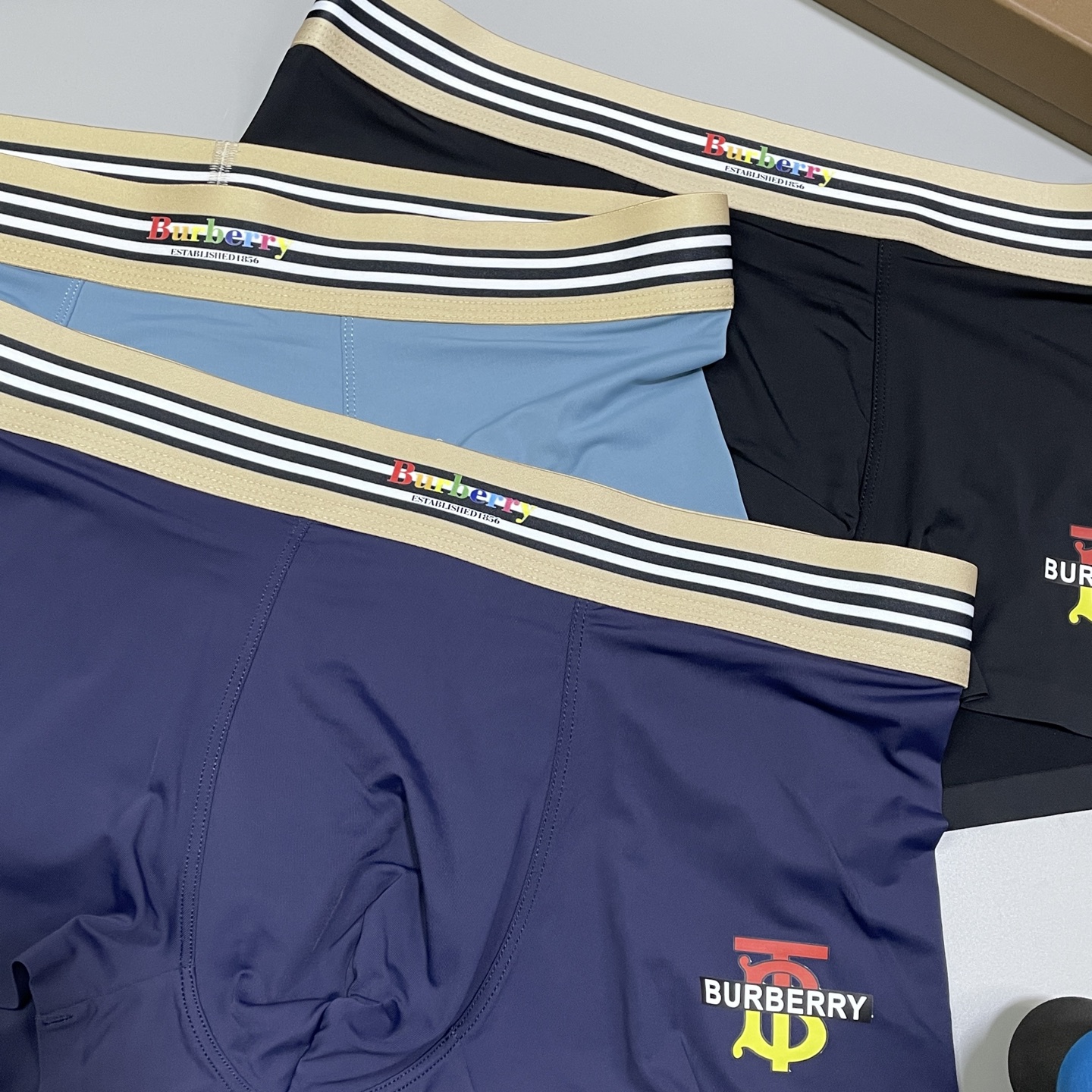 🔥🔥🔥巴宝莉 2025新品 经典lougo设计，采用进口冰丝面料轻薄透气丝滑 无痕裁剪 穿着无束缚感 触