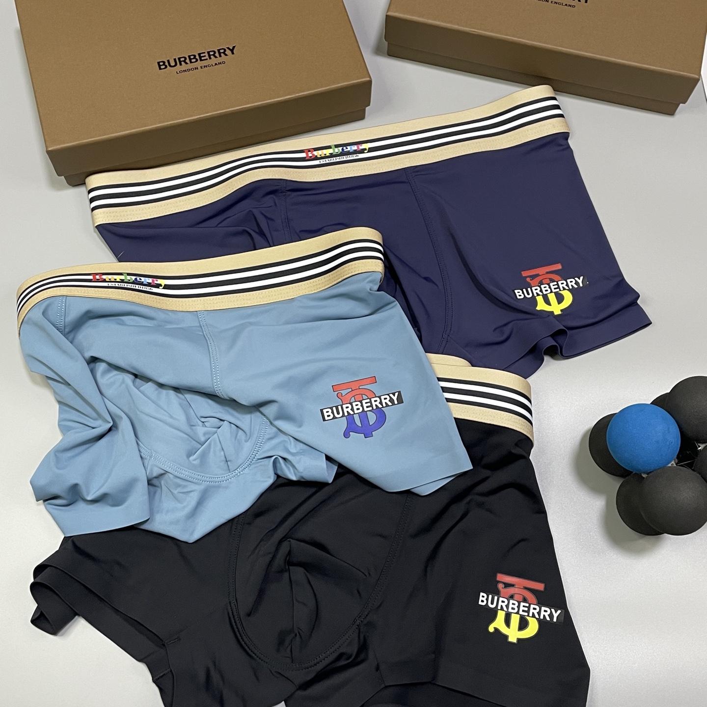 🔥🔥🔥巴宝莉 2025新品 经典lougo设计，采用进口冰丝面料轻薄透气丝滑 无痕裁剪 穿着无束缚感 触