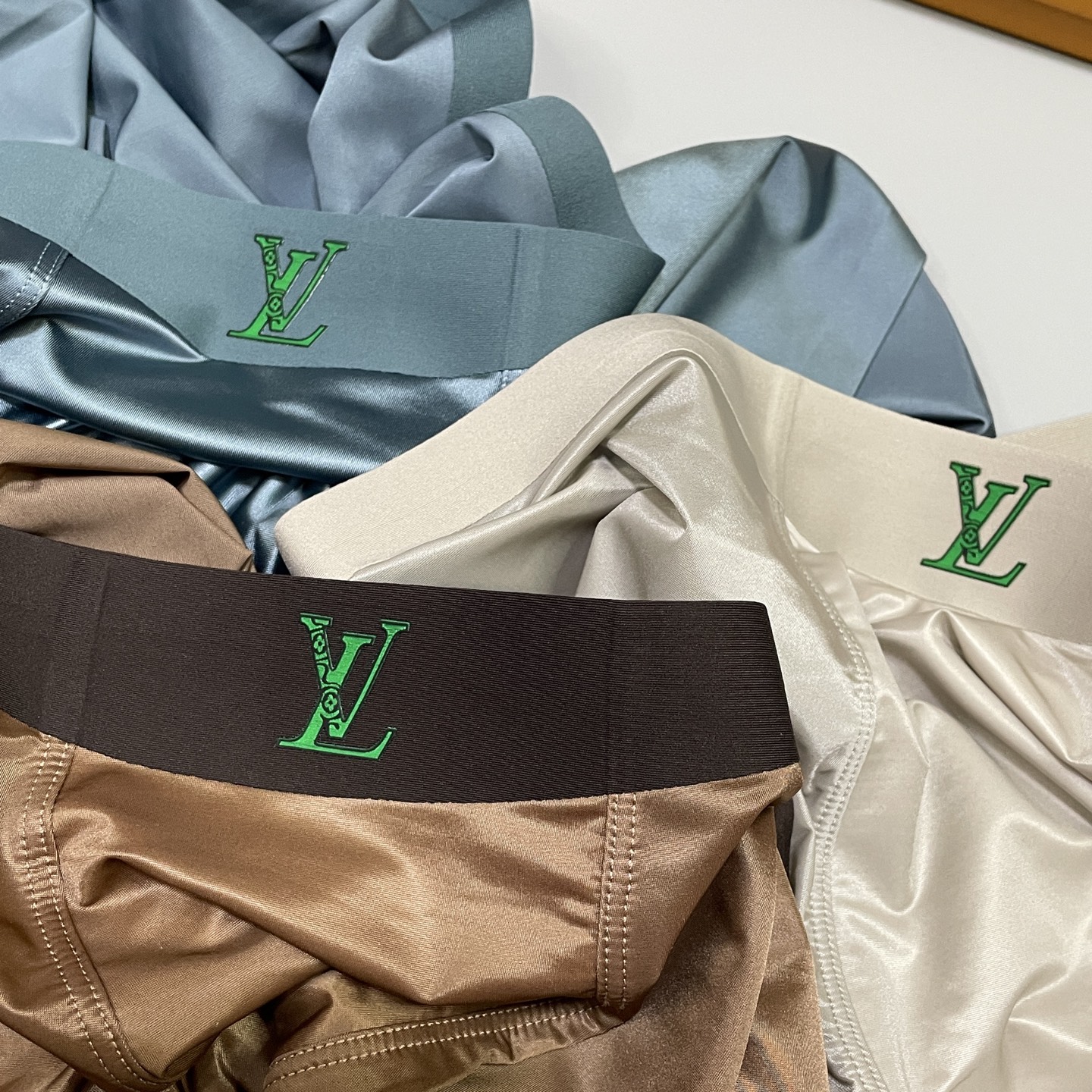 🔥🔥🔥新品！LV男士内裤！ 外贸公司合作订单，经典立体植绒logo印标 轻薄透设计，采用进口桑蚕丝绸缎面