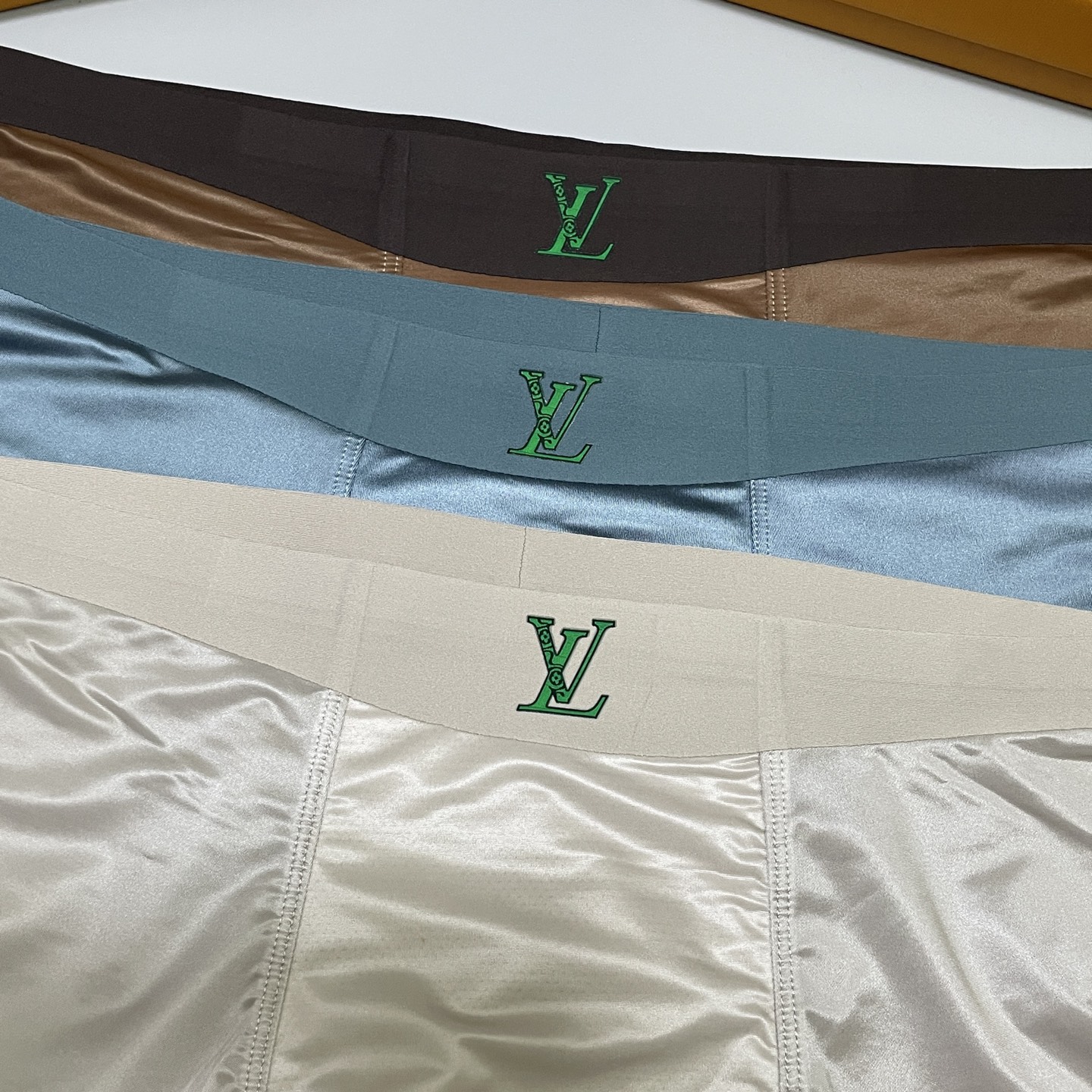 🔥🔥🔥新品！LV男士内裤！ 外贸公司合作订单，经典立体植绒logo印标 轻薄透设计，采用进口桑蚕丝绸缎面