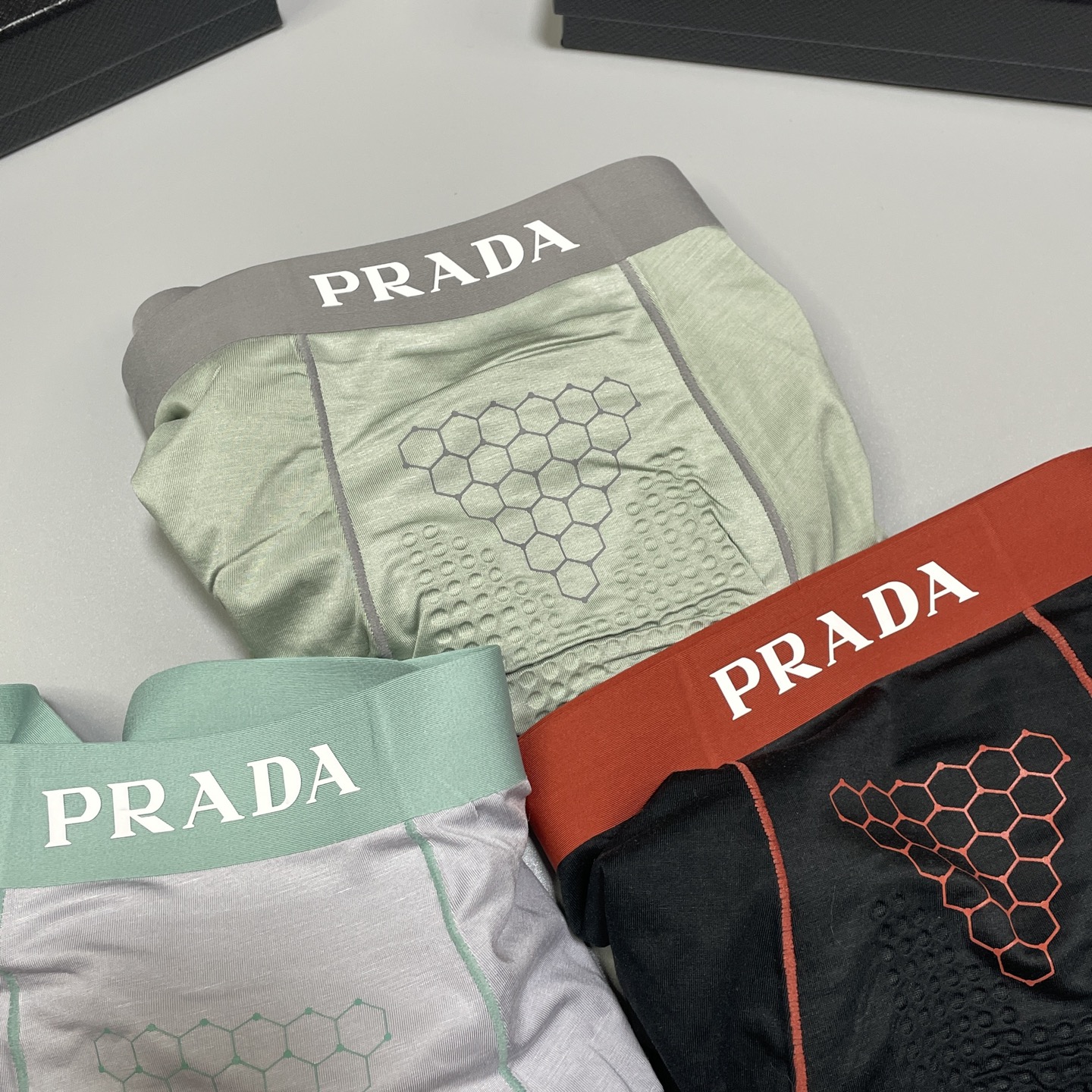 🔥🔥🔥PRADA莫代尔面料爆款到货、专柜立体硅胶Logo订织面料和颜色绝对的原单品质，按摩裆无缝切割工艺