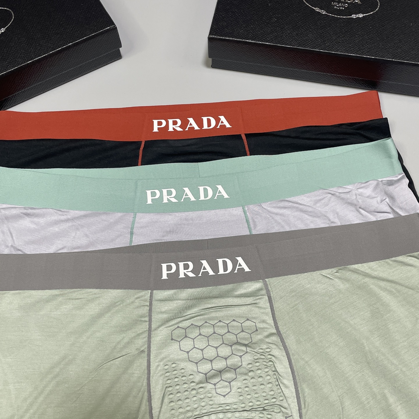 🔥🔥🔥PRADA莫代尔面料爆款到货、专柜立体硅胶Logo订织面料和颜色绝对的原单品质，按摩裆无缝切割工艺