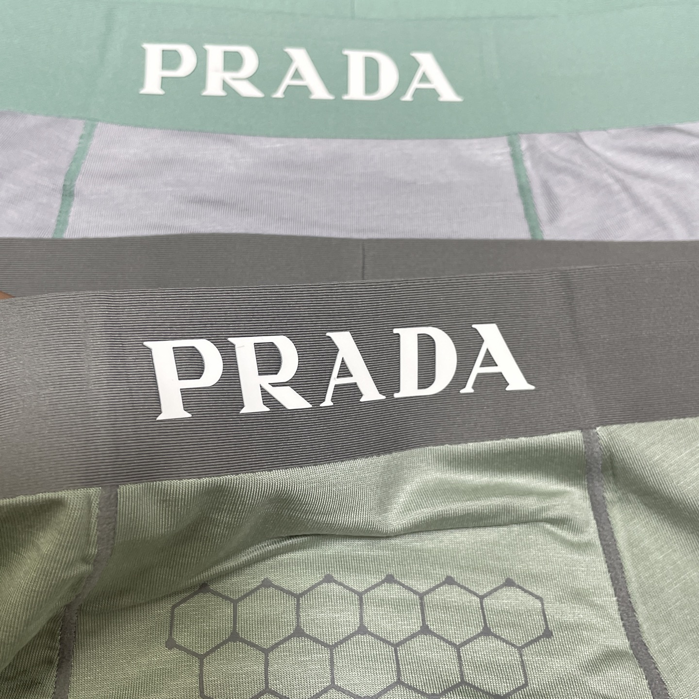 🔥🔥🔥PRADA莫代尔面料爆款到货、专柜立体硅胶Logo订织面料和颜色绝对的原单品质，按摩裆无缝切割工艺