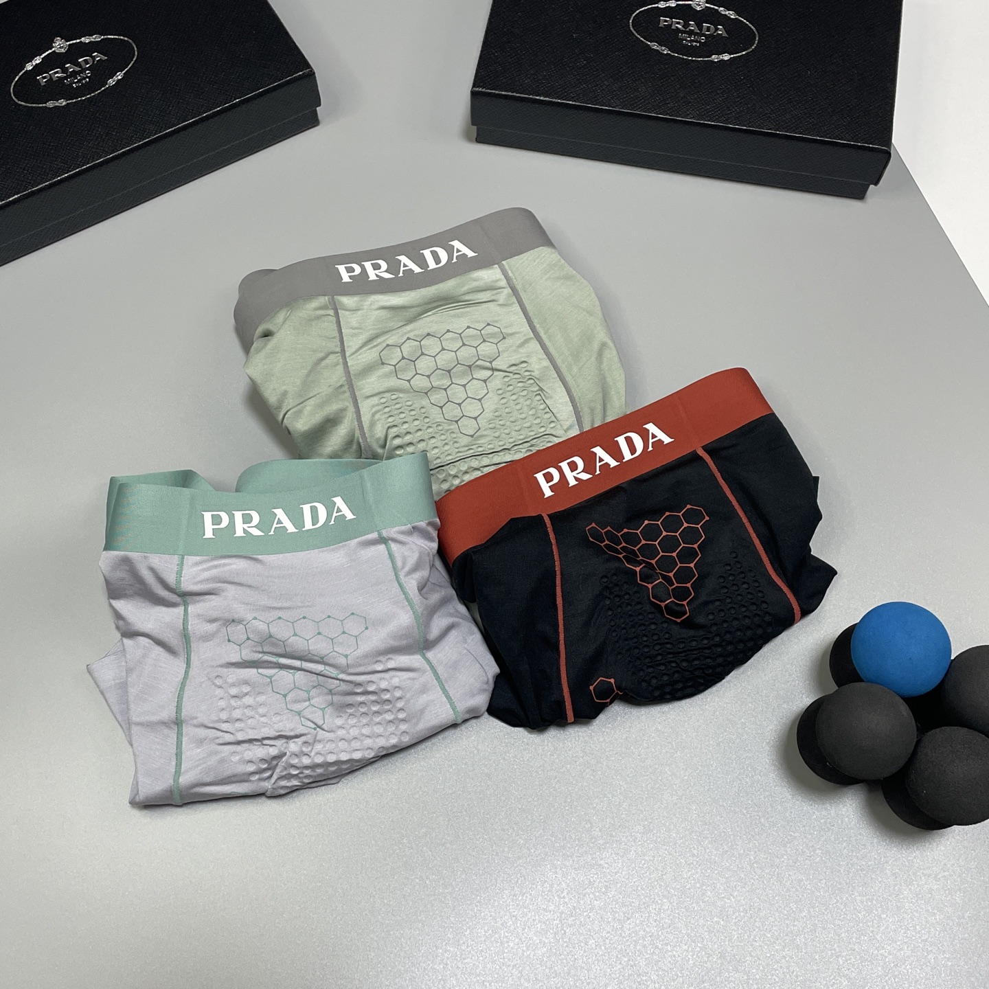 🔥🔥🔥PRADA莫代尔面料爆款到货、专柜立体硅胶Logo订织面料和颜色绝对的原单品质，按摩裆无缝切割工艺