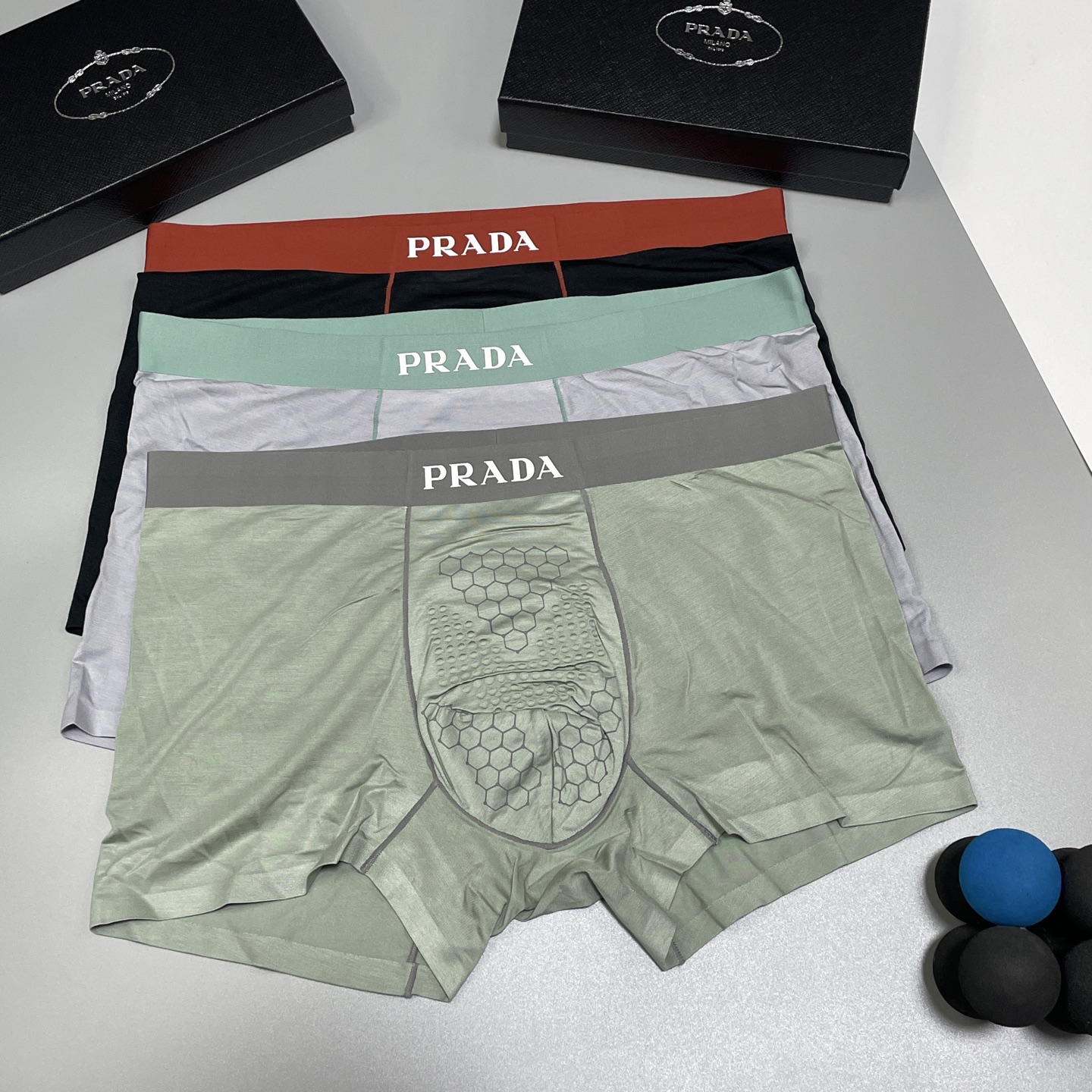 🔥🔥🔥PRADA莫代尔面料爆款到货、专柜立体硅胶Logo订织面料和颜色绝对的原单品质，按摩裆无缝切割工艺