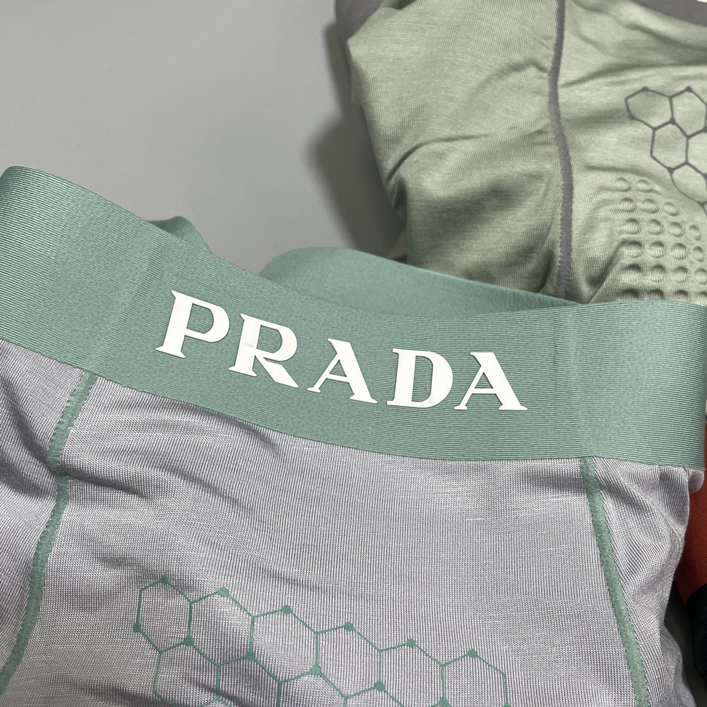 🔥🔥🔥PRADA莫代尔面料爆款到货、专柜立体硅胶Logo订织面料和颜色绝对的原单品质，按摩裆无缝切割工艺