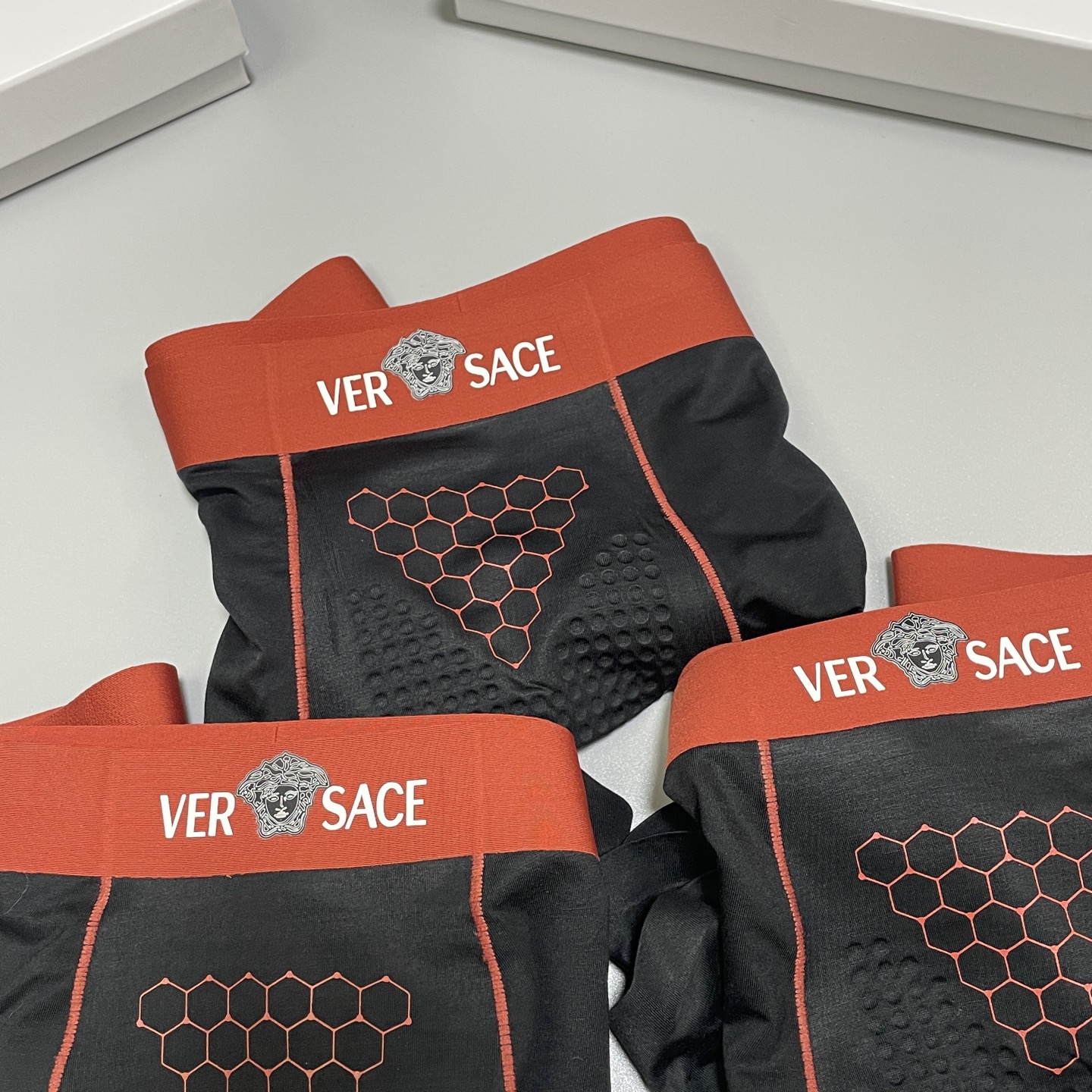 🔥🔥🔥新款 范思哲莫代尔面料爆款到货、专柜立体硅胶Logo订织面料和颜色绝对的原单品质，按摩裆无缝切割工