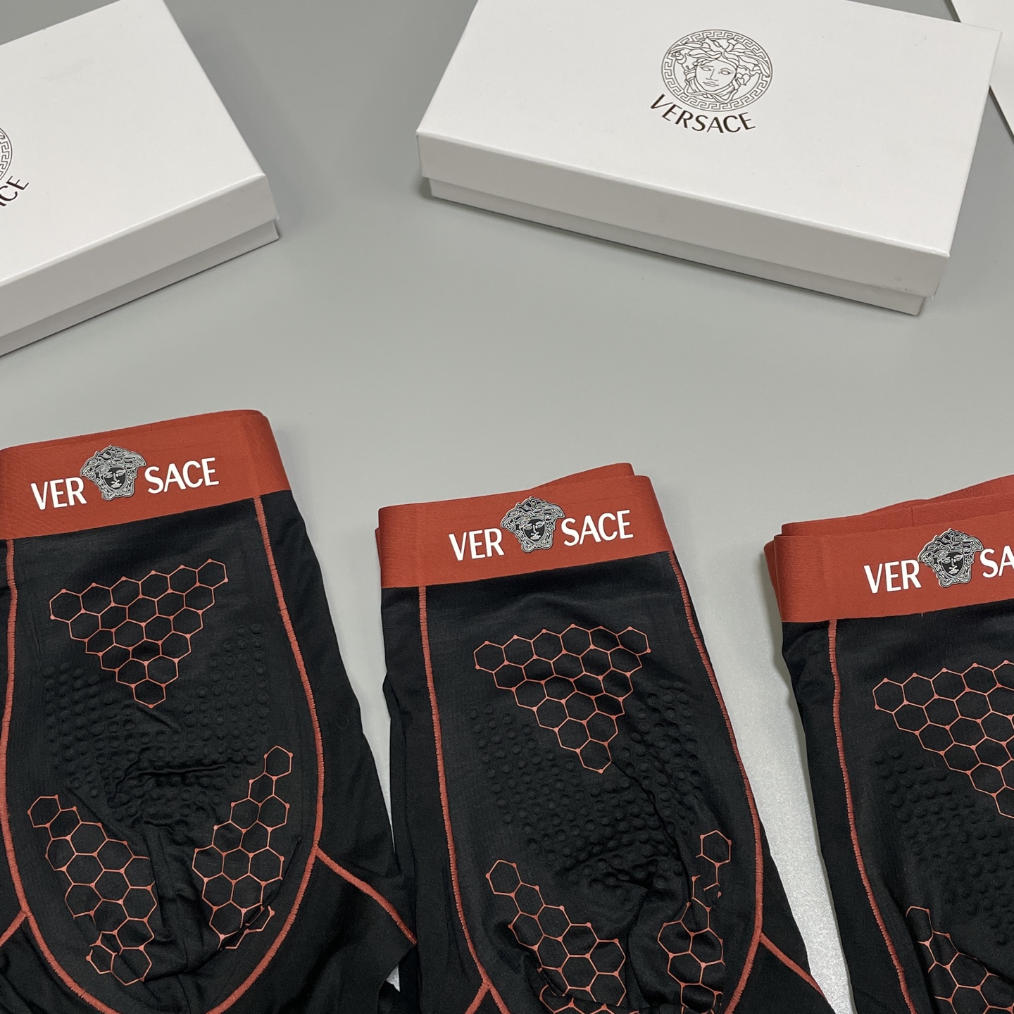 🔥🔥🔥新款 范思哲莫代尔面料爆款到货、专柜立体硅胶Logo订织面料和颜色绝对的原单品质，按摩裆无缝切割工