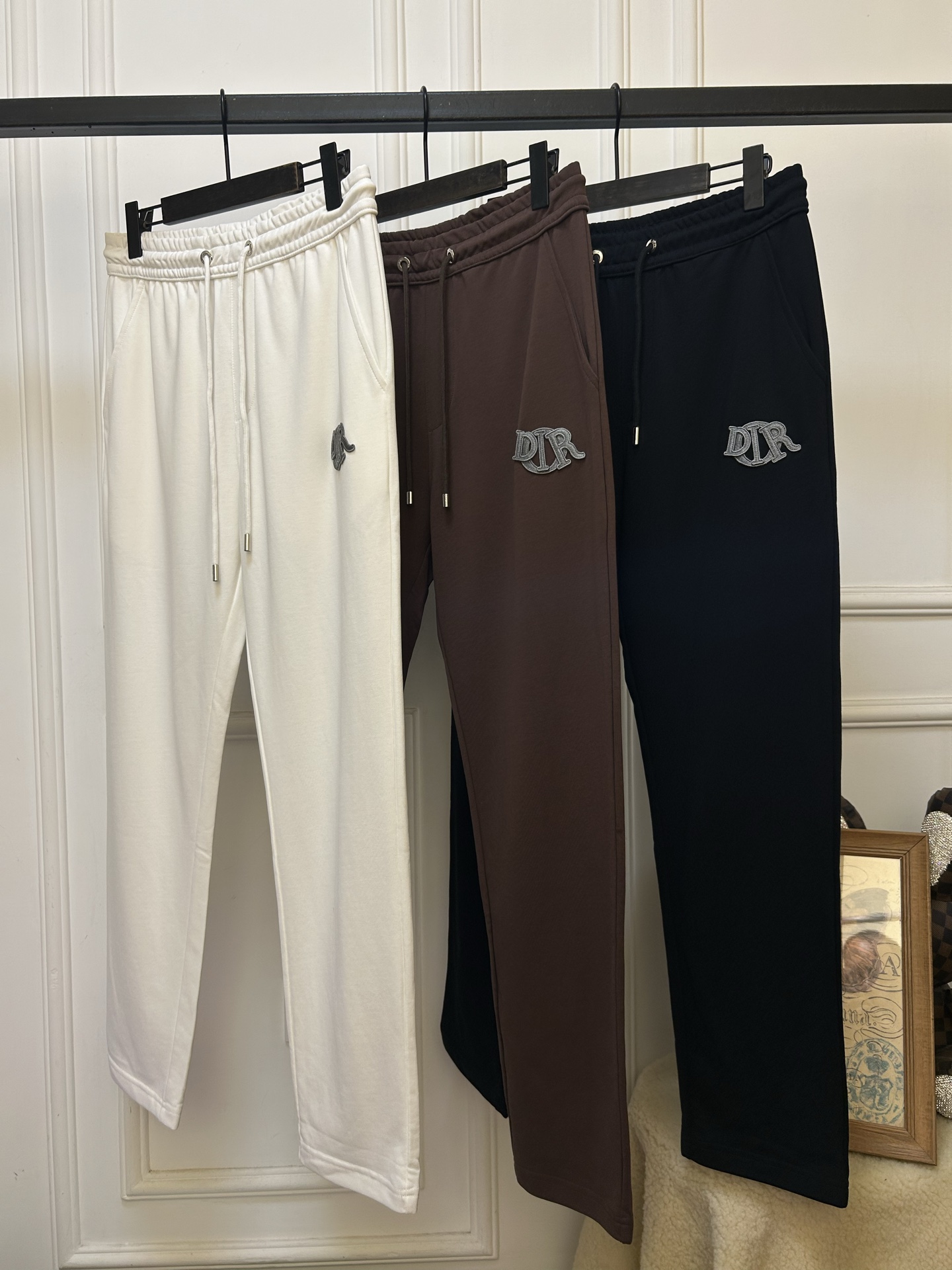 NO:140830,New product DIOR casual sweatpants ss new spring and summer products!  Exclusive custom sweatshirt cotton fabric, celebrity favorite fashion casual suit Simple and generous Embroidery webbing design Craft design, clean and neat tailoring, full of urban style, available for exclusive top-level custom fabrics, soft and dry feel, with a crisp and stylish upper body effect, three-dimensional cutting process, the style is high standard, the appropriate and proper silhouette version is not tight, just feel good when wearing it, so many top raw materials create high-end products with unparalleled value, the first choice for high-end fashion fashion people, the upper body effect is super good, the number of 173, 143 catties upper body 50 sizes., 3 colors of brown, black, white, dior, dior, hoodie, sweatshirts, alexander wang19860909新品DIOR迪奥休闲卫裤 ss春夏新品！独家定制卫衣棉面料,明星最爱时装味休闲套装 简单大方 刺绣织带设计 工艺设计,干净利落剪裁 都市风十足 可供独家顶级定制面料,,手感软糯干爽,上身效果挺括有型,立体裁剪工艺,版型上都是高标准,恰当好处的廓型版,又恰恰不紧绷,,穿上心情就好,如此众多的顶级原料,打造出价值感无与伦比的高端产品,高端潮流时尚人士首选,上身效果超级好看,码数M,L,XL,XXL,XXXL48-56（模特173,143斤上身50码.,3个颜色咖啡色,黑色,白色,,dior,dior,hoodie,sweatshirts,alexander wang,Men's clothing