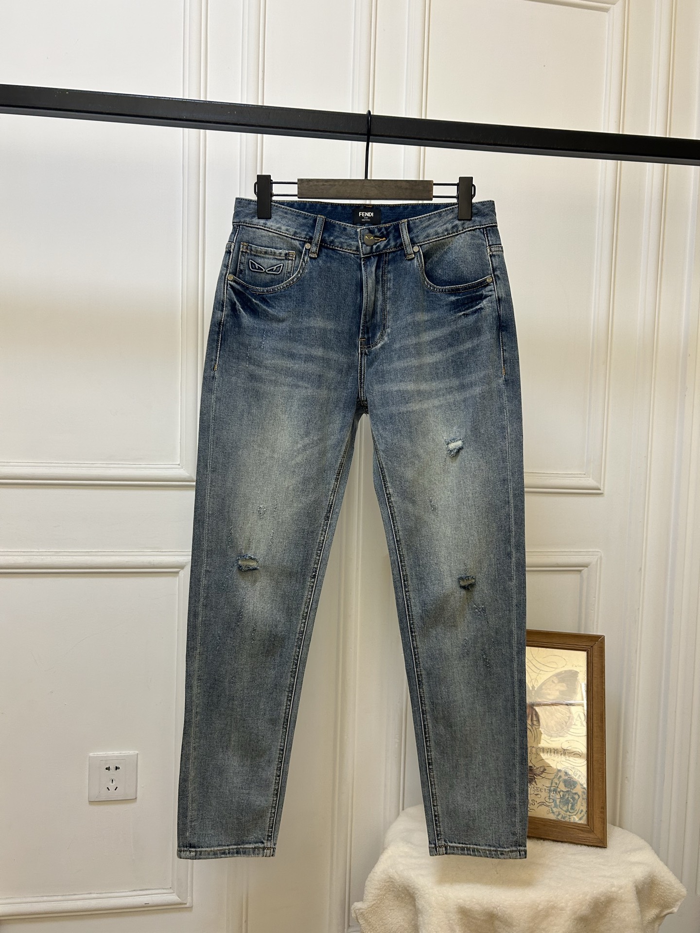 NO:140839,FD Fendi 25SS spring and summer new men's jeans, a combination small straight-fitting style, a must-have for commuting in all seasons. 29-38 (no 35, 37), fendi, jeans, alexander wang19860909FD 芬迪 25SS春夏新品男款牛仔裤,合体小直筒版型、四季百搭通勤必备款.29-38（无35,37）,,fendi,jeans,alexander wang,Men's clothing