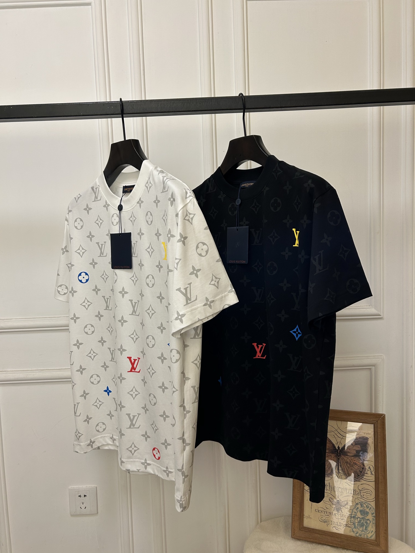 NO:140842,LV Men's Short Sleeve Fashion Round Neck T-shirt This style has rich colors, exquisite craftsmanship and multiple craftsmanship!  Exquisite craftsmanship, atmospheric and exquisite, and full of design!  The fabric is even more imported mercerized cotton. Color black and white. Size s-xxl.M. Shoulder width 48 bust 106. Length 70., louis vuitton, T-shirt,tees, t-shirt,alexander wang.19860909LV 男士短袖时尚圆领T恤 此款色彩丰富 工艺精湛 多重工艺！ 工艺精湛 大气而精致 设计感十足！面料更是采用进口丝光棉  颜色黑色 白色 尺码s-xxl.M肩宽48胸围106衣长70,,louis vuitton,T-shirt,tees，t-shirt,alexander wang,Men's clothing