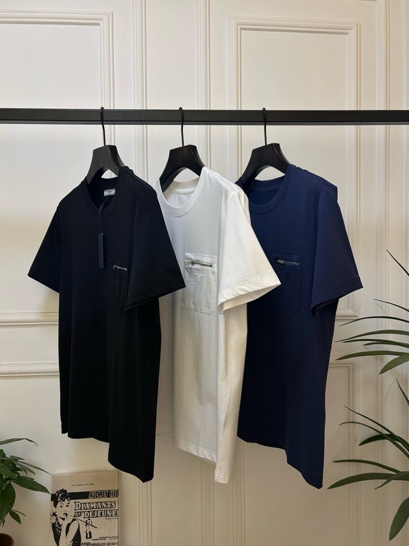 NO:510558,New product PRADA Prada LY /ss new cotton round neck short-sleeved T-shirt Brand craftsmanship embroidery logo high-quality pure cotton fabric customization White black blue Men and women Same model M L XL XXL XXXL L shoulder width 45 bust 102 length 68...,,prada,prada,T-shirt,tees,t-shirt,alexander wang19860909新品PRADA普拉达LY /ss新款棉质圆领短袖T恤 品牌工艺 刺绣logo优质纯棉面料定制  白色 黑色 蓝色 男女同款 码数M L XL XXL XXXL L肩宽45胸围102衣长68..,,prada,prada,T-shirt,tees，t-shirt,alexander wang,Men's clothing