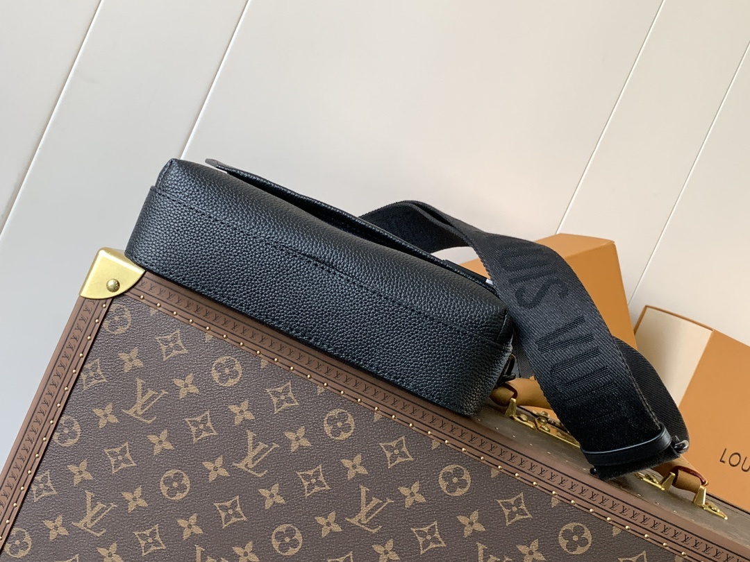 M22482黑色 顶级原单 变码芯片 本款 Fastline 邮差包以柔软牛皮革塑造贴身构型,搭配实用