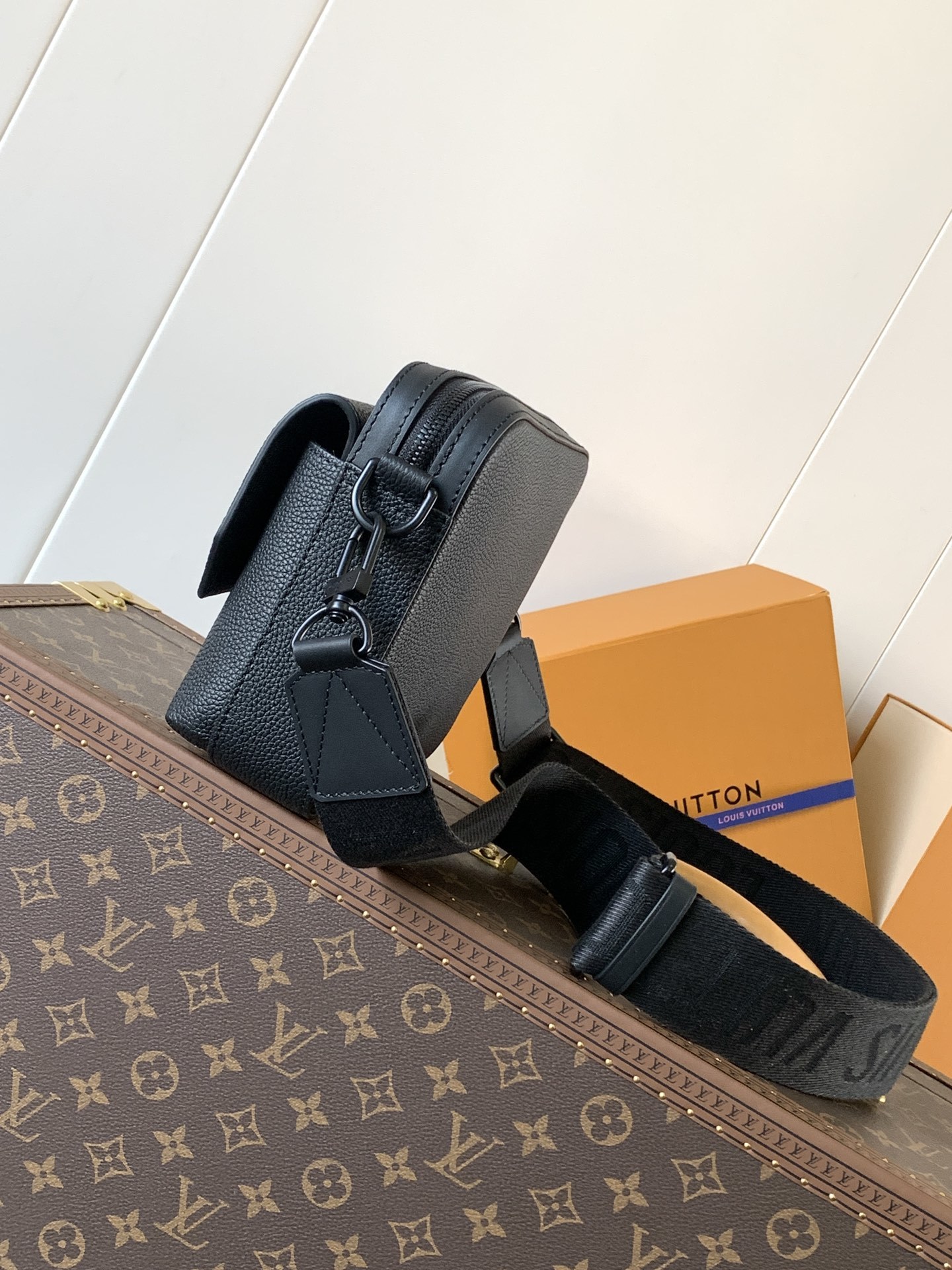 M22482黑色 顶级原单 变码芯片 本款 Fastline 邮差包以柔软牛皮革塑造贴身构型,搭配实用