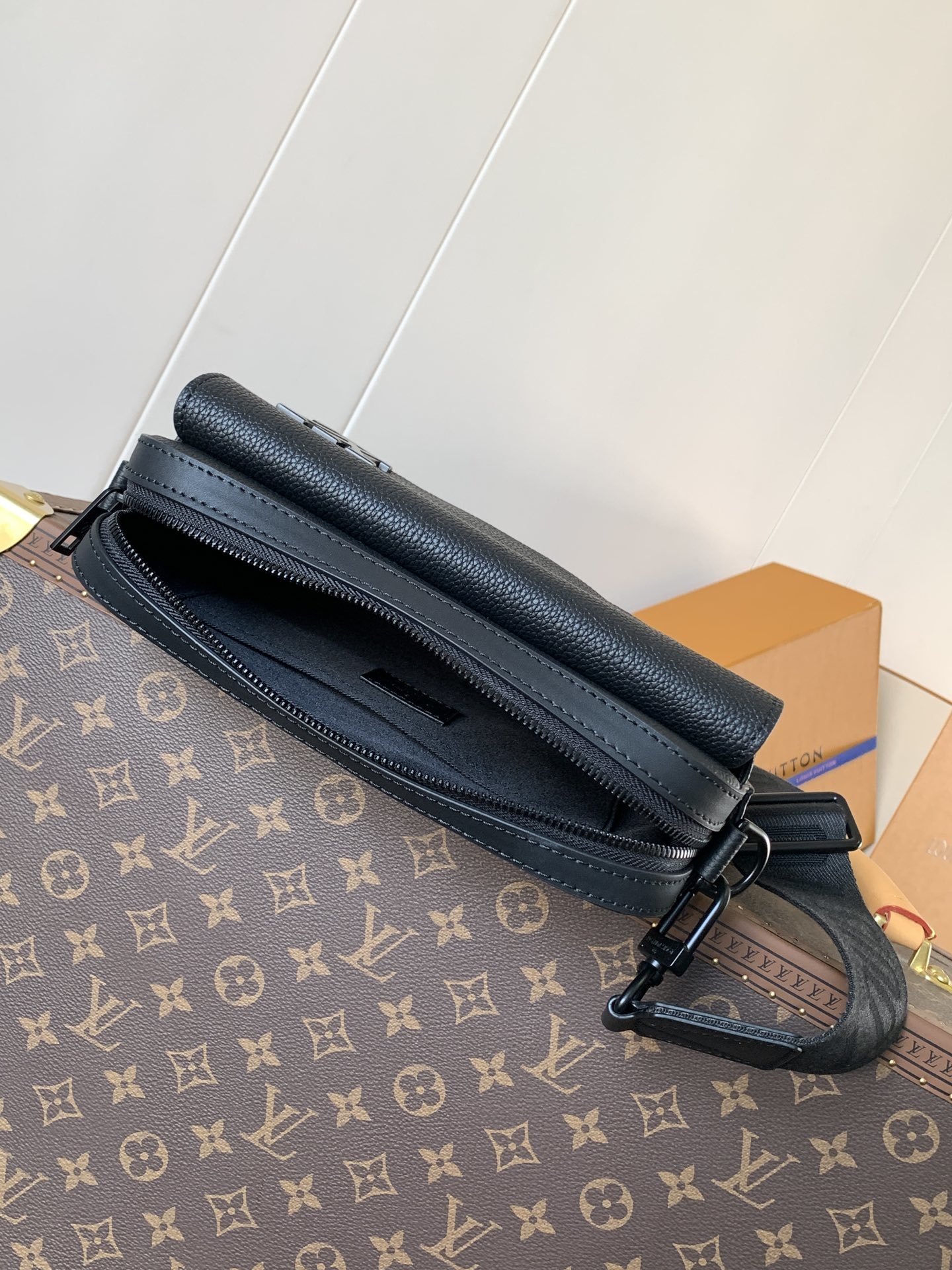M22482黑色 顶级原单 变码芯片 本款 Fastline 邮差包以柔软牛皮革塑造贴身构型,搭配实用