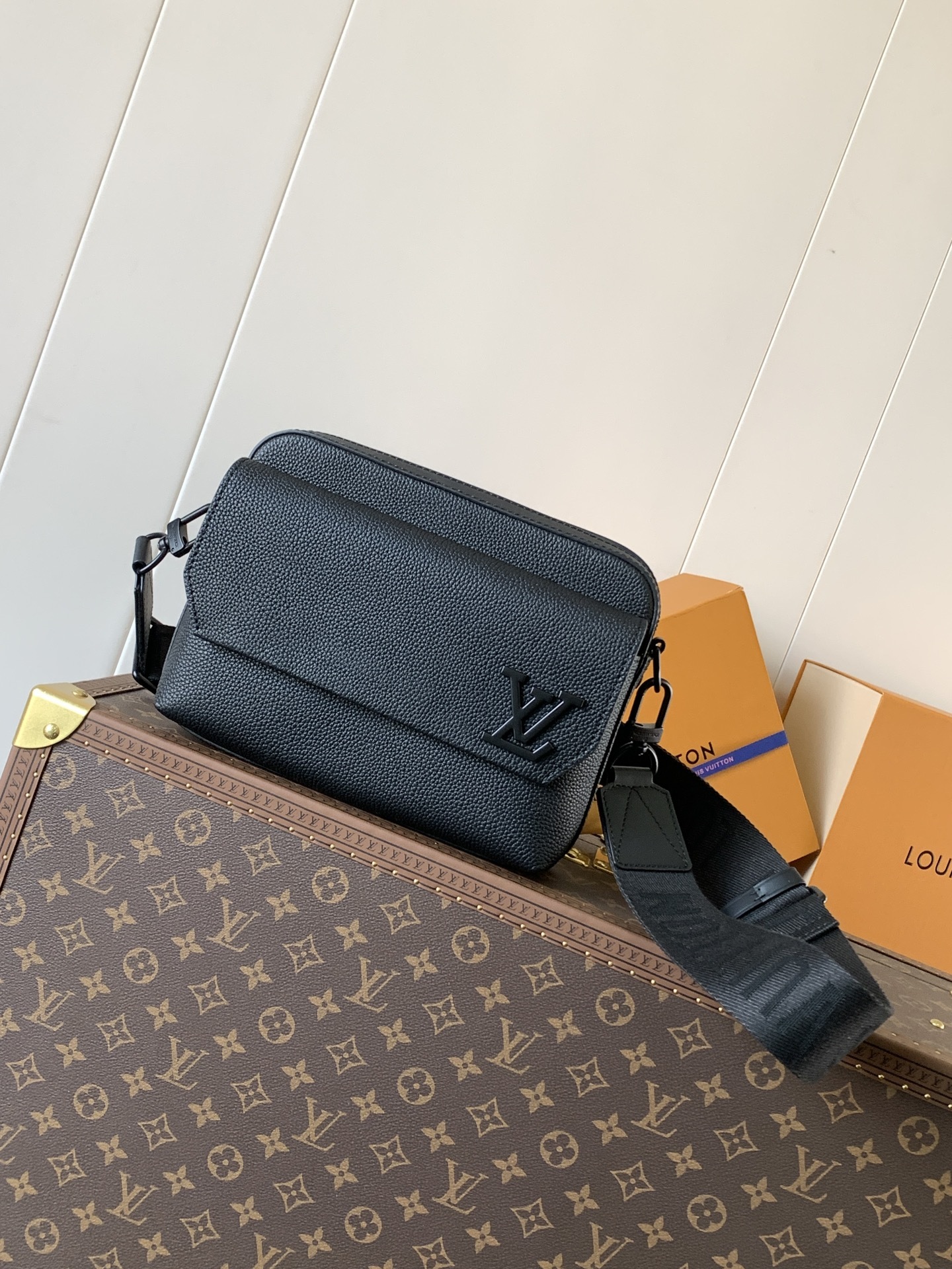 M22482黑色 顶级原单 变码芯片 本款 Fastline 邮差包以柔软牛皮革塑造贴身构型,搭配实用