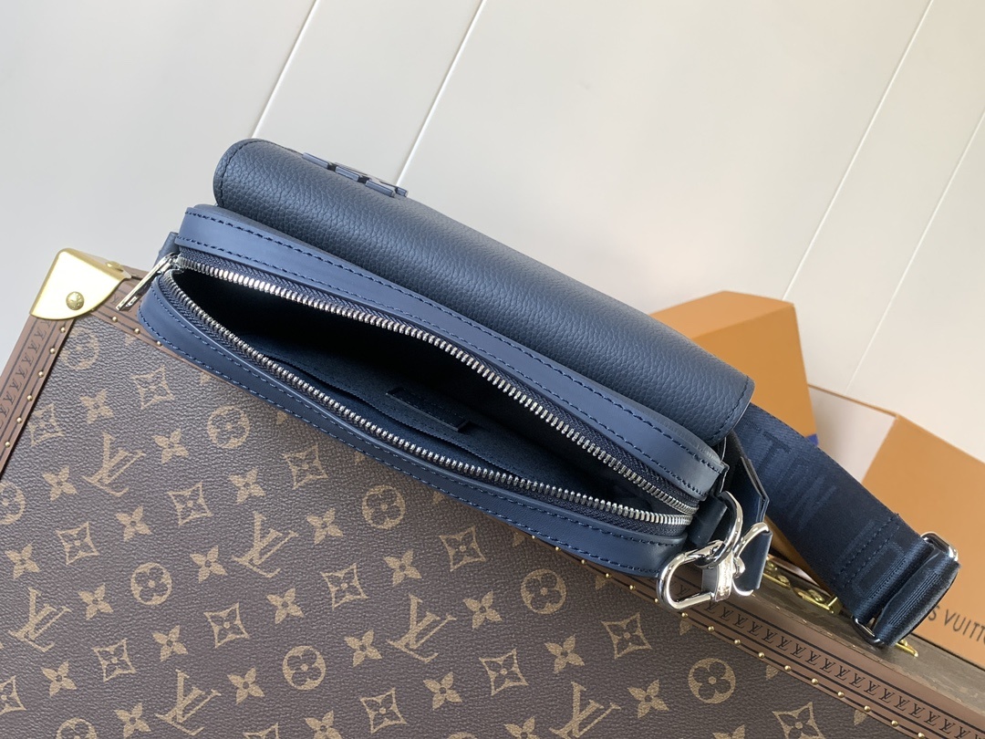 M22611蓝色 顶级原单 变码芯片 本款 Fastline 邮差包以柔软牛皮革塑造贴身构型,搭配实用