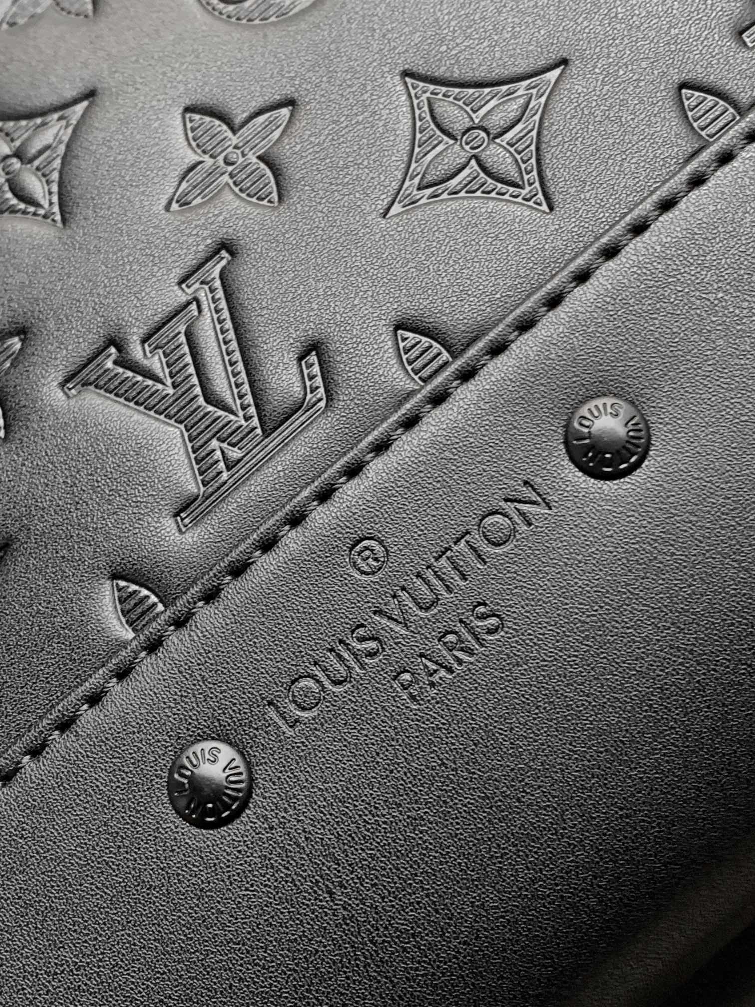 Louis Vuitton M46109黑压 变码芯片 本款赛车背包散发出运动 的态度 在蒙太尔皮影