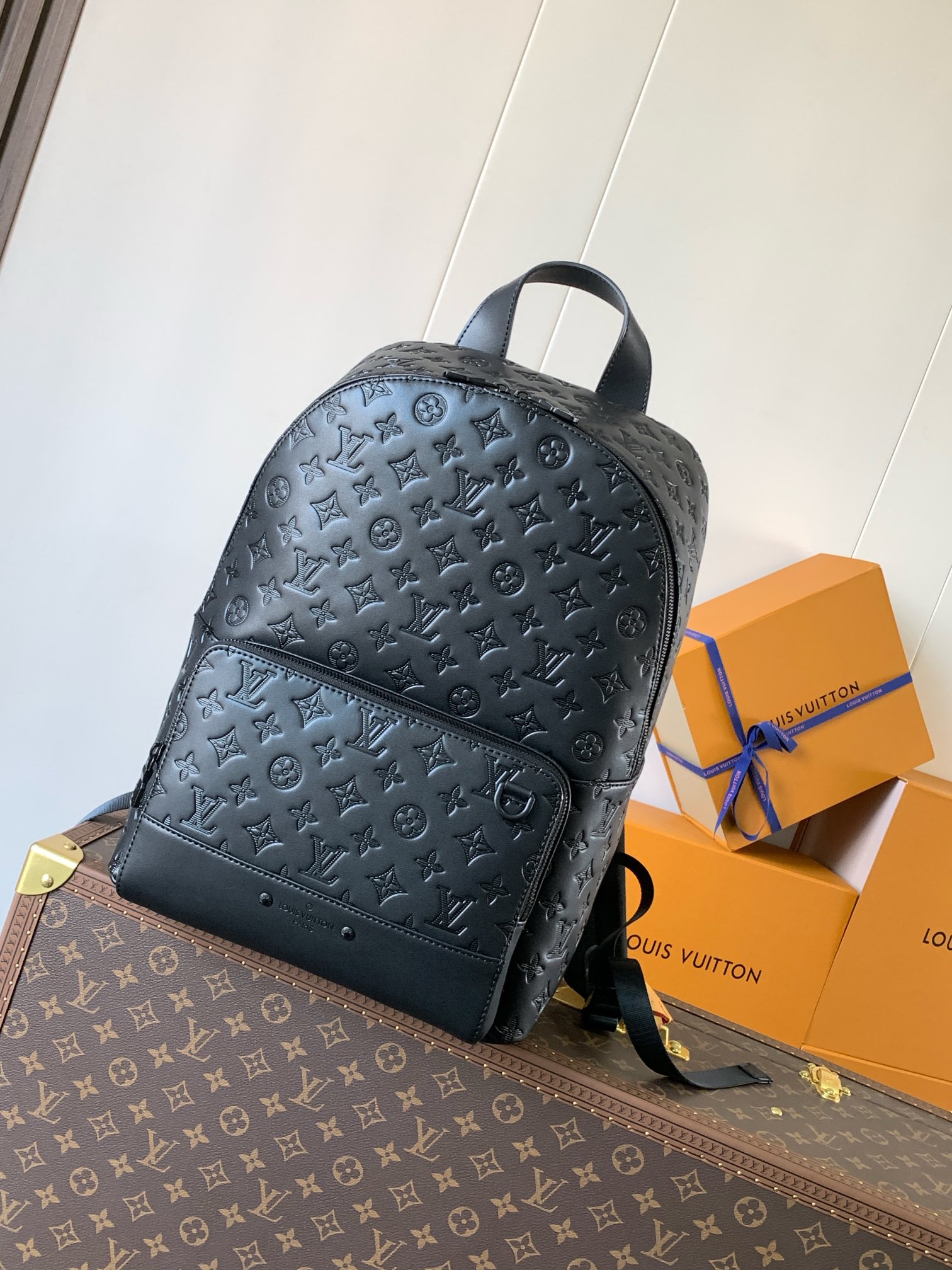 Louis Vuitton M46109黑压 变码芯片 本款赛车背包散发出运动 的态度 在蒙太尔皮影
