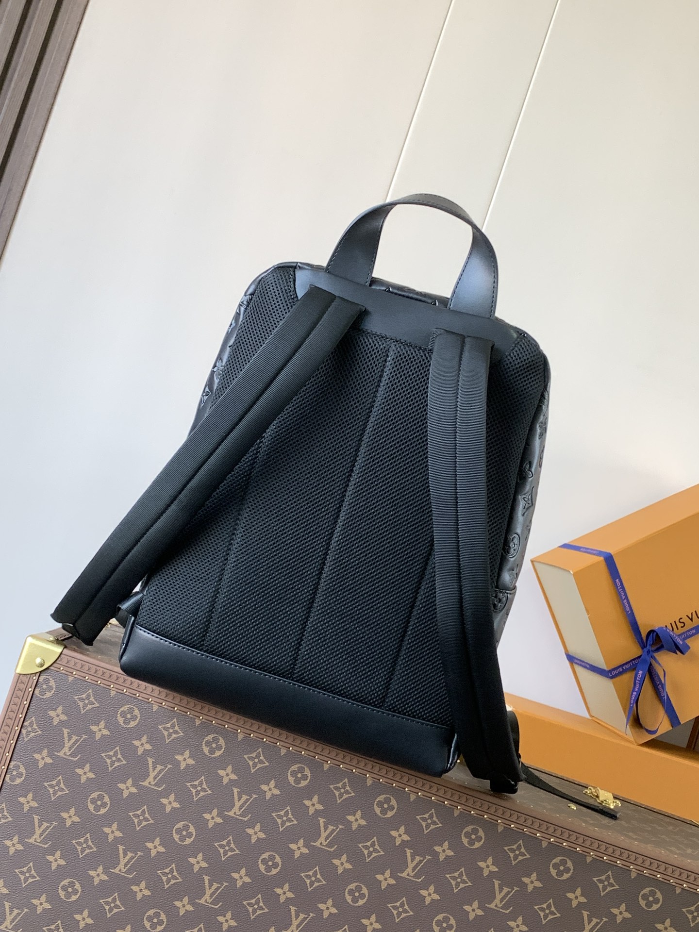 Louis Vuitton M46109黑压 变码芯片 本款赛车背包散发出运动 的态度 在蒙太尔皮影
