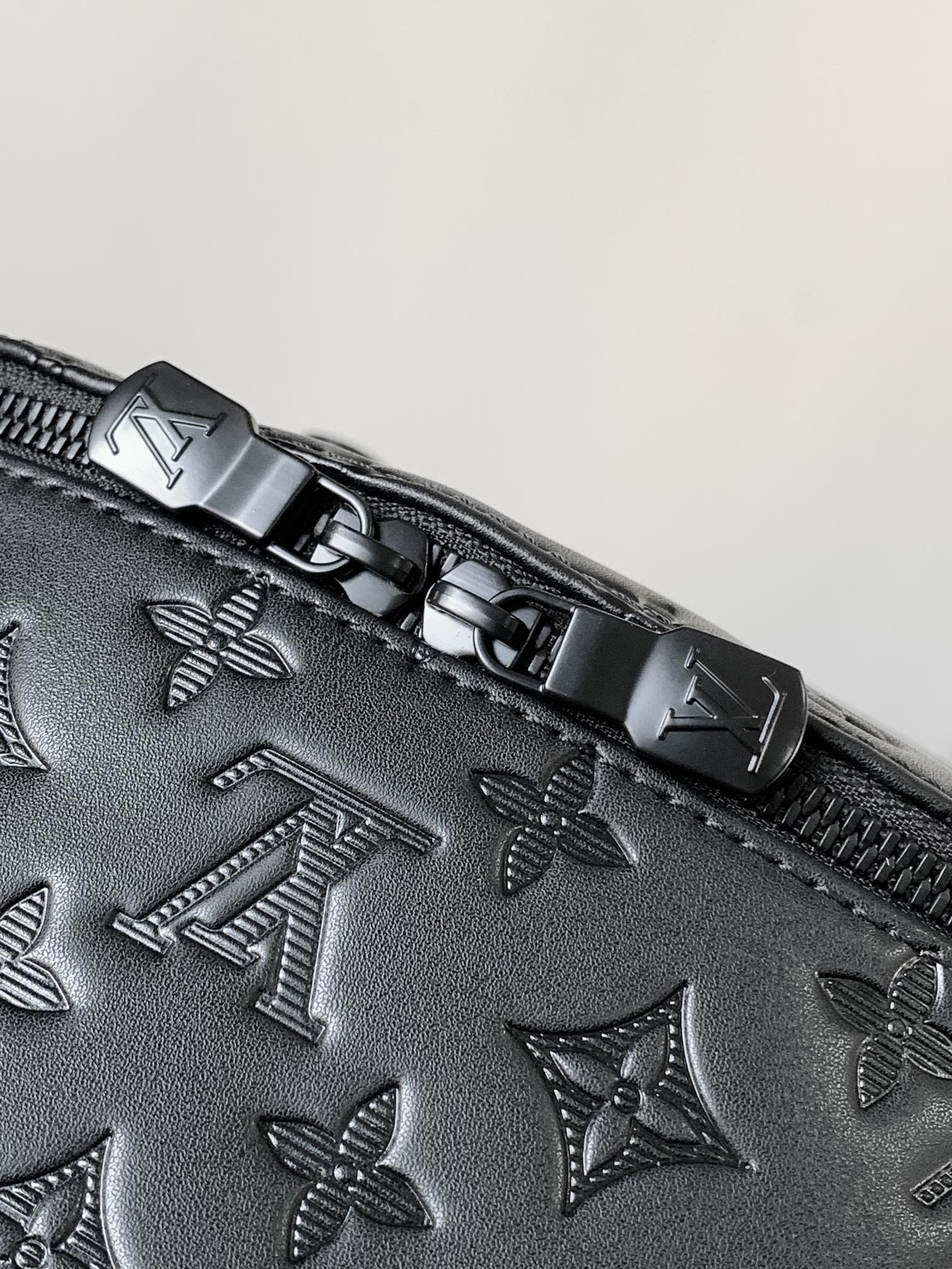 Louis Vuitton M46109黑压 变码芯片 本款赛车背包散发出运动 的态度 在蒙太尔皮影