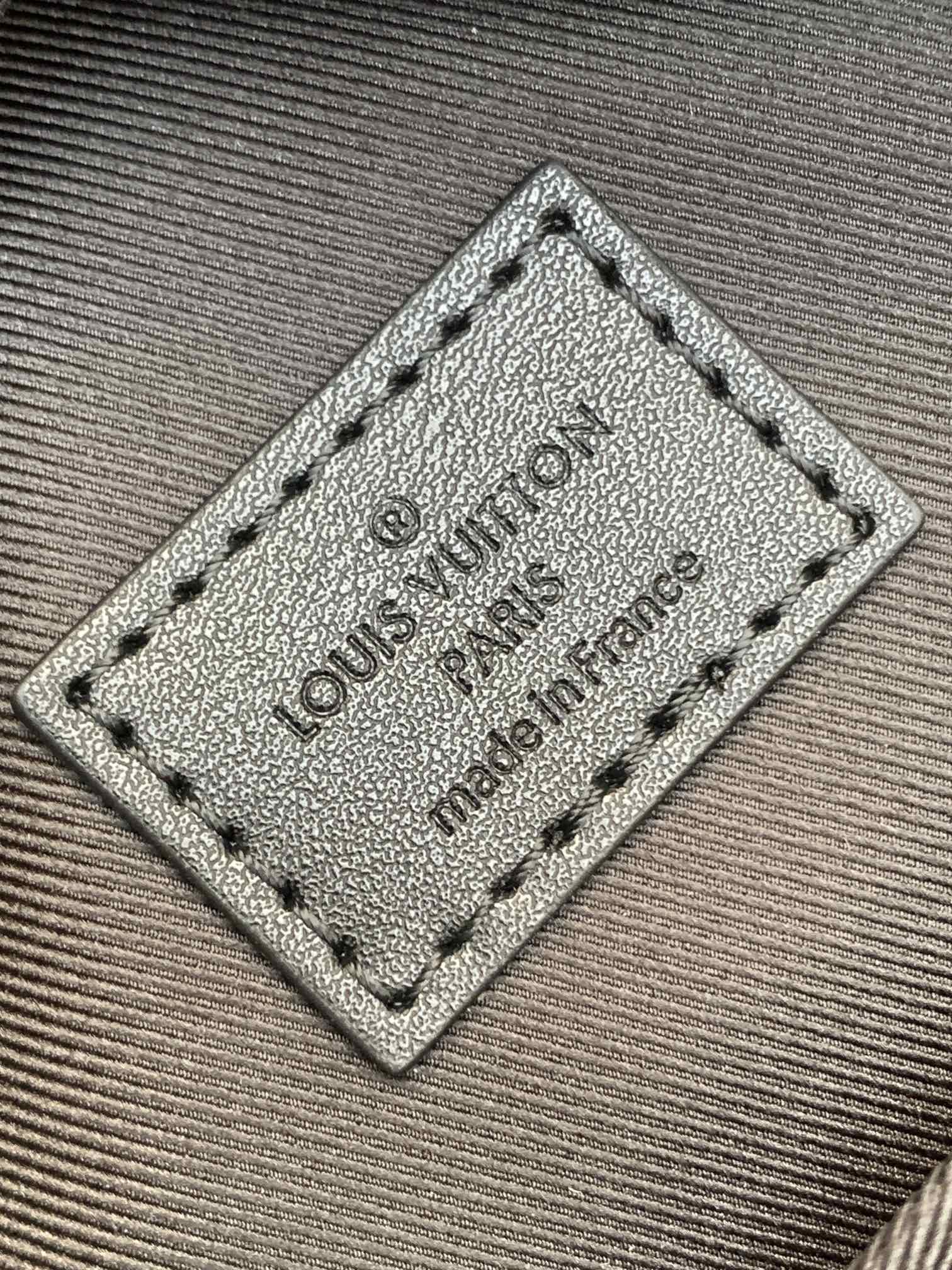 Louis Vuitton M46109黑压 变码芯片 本款赛车背包散发出运动 的态度 在蒙太尔皮影