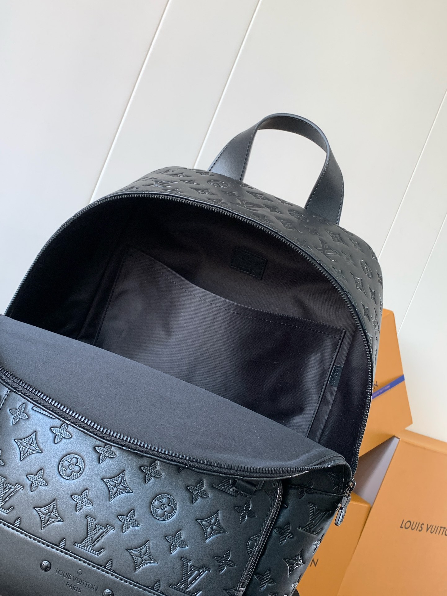 Louis Vuitton M46109黑压 变码芯片 本款赛车背包散发出运动 的态度 在蒙太尔皮影