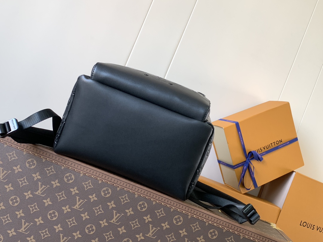 Louis Vuitton M46109黑压 变码芯片 本款赛车背包散发出运动 的态度 在蒙太尔皮影