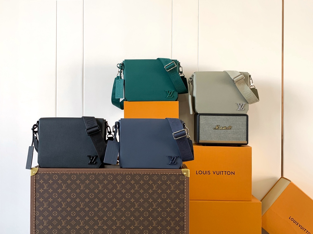 Louis Vuitton Messenger Bags – Stylish Crossbody for Men, Various Colors
