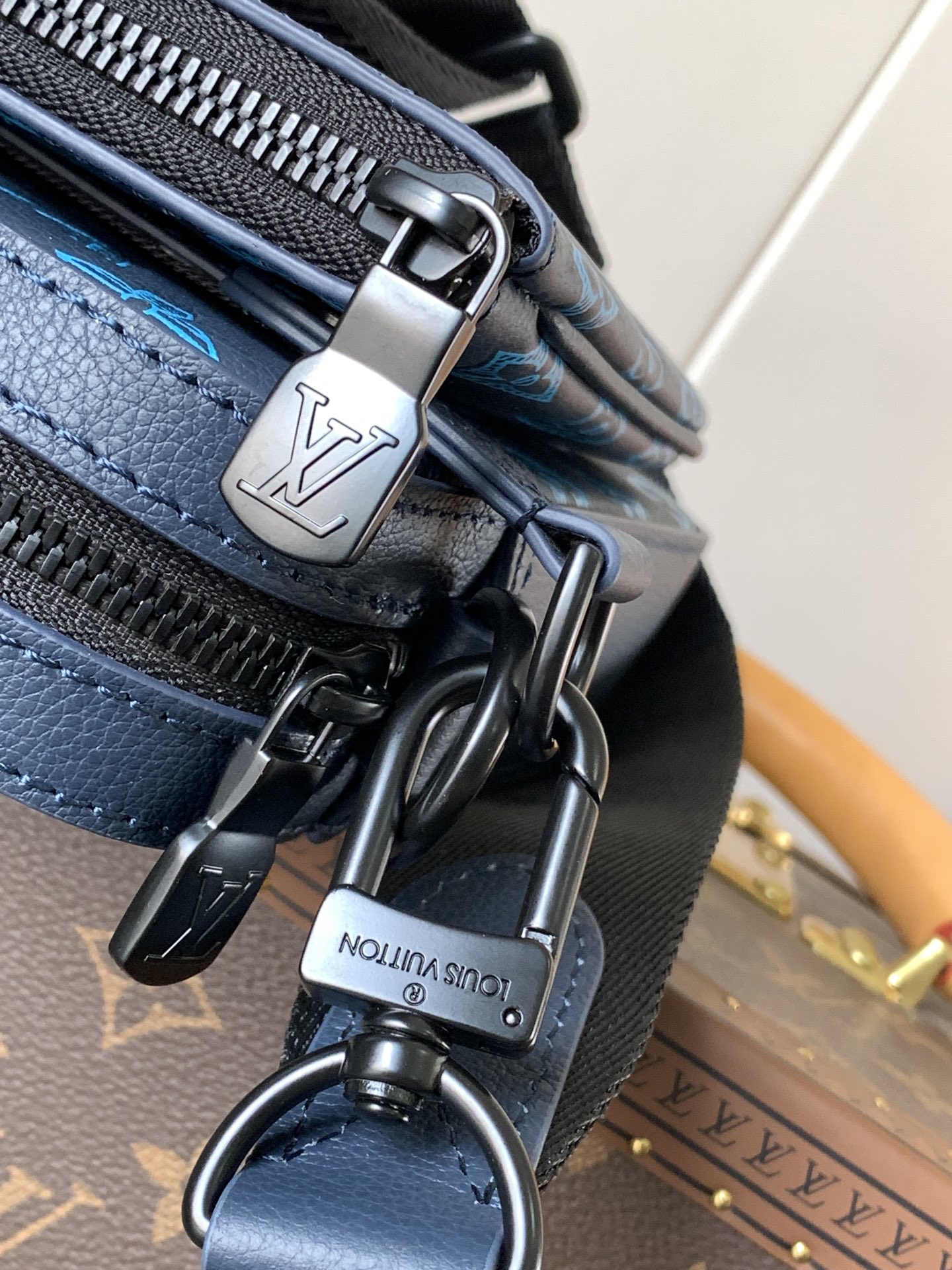 Louis Vuitton 变码芯片 独家 M46604蓝色 本款 Trio 邮差包取材 Monogram 压纹牛皮革