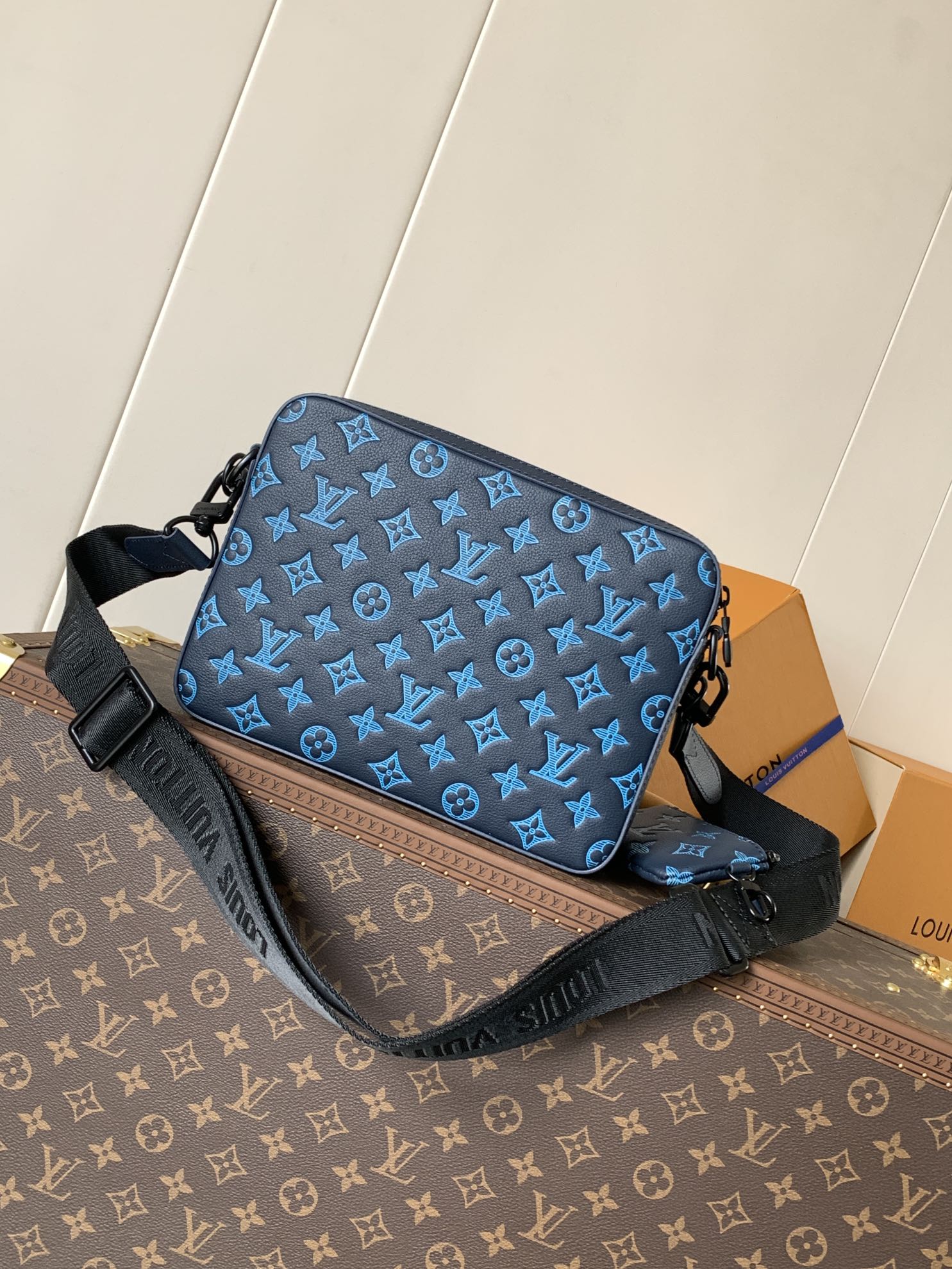 Louis Vuitton 变码芯片 独家 M46604蓝色 本款 Trio 邮差包取材 Monogram 压纹牛皮革