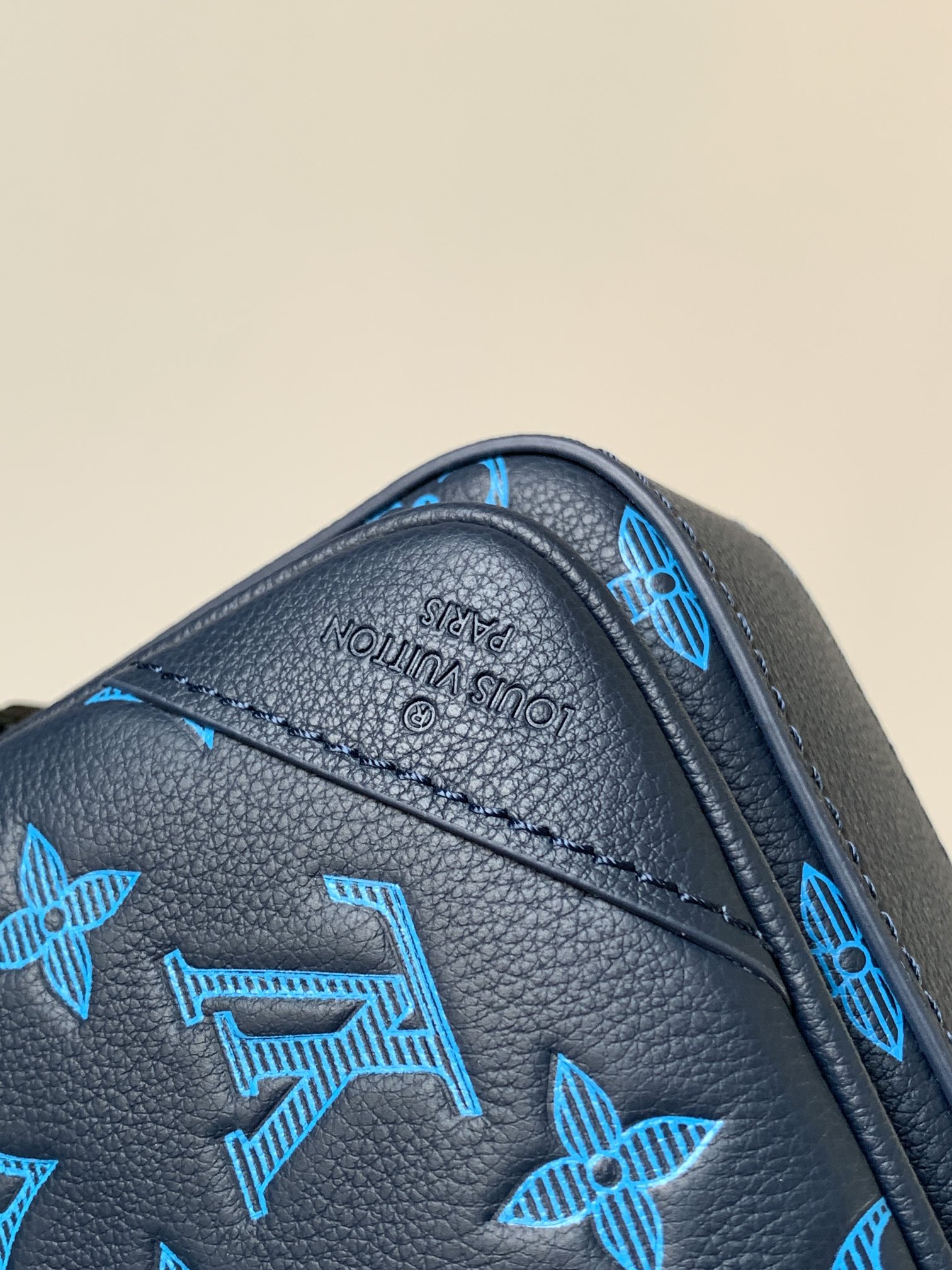 Louis Vuitton 变码芯片 独家 M46604蓝色 本款 Trio 邮差包取材 Monogram 压纹牛皮革