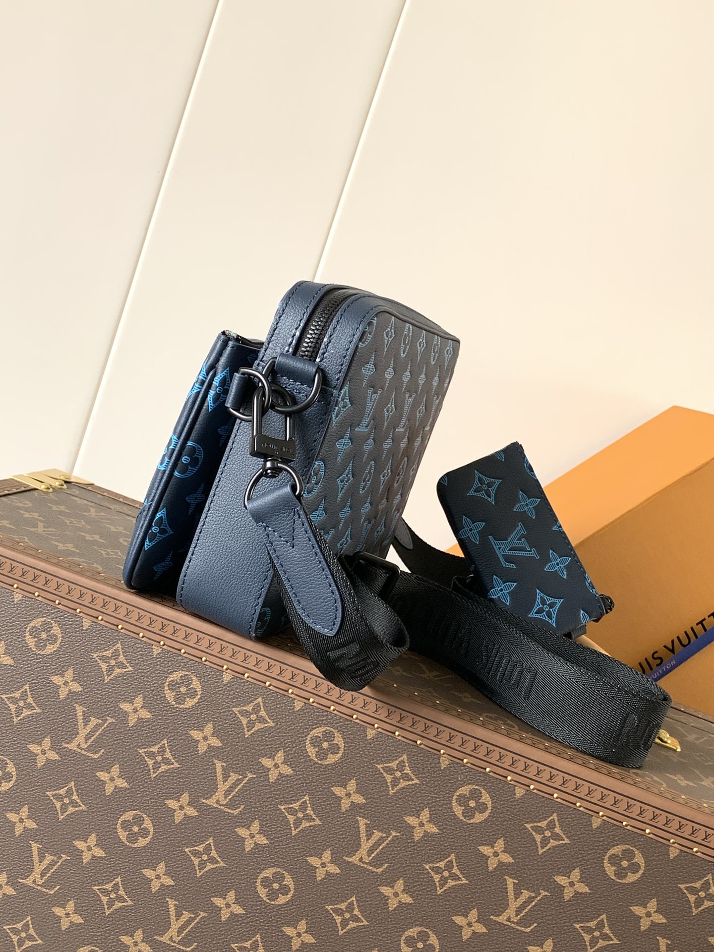 Louis Vuitton 变码芯片 独家 M46604蓝色 本款 Trio 邮差包取材 Monogram 压纹牛皮革
