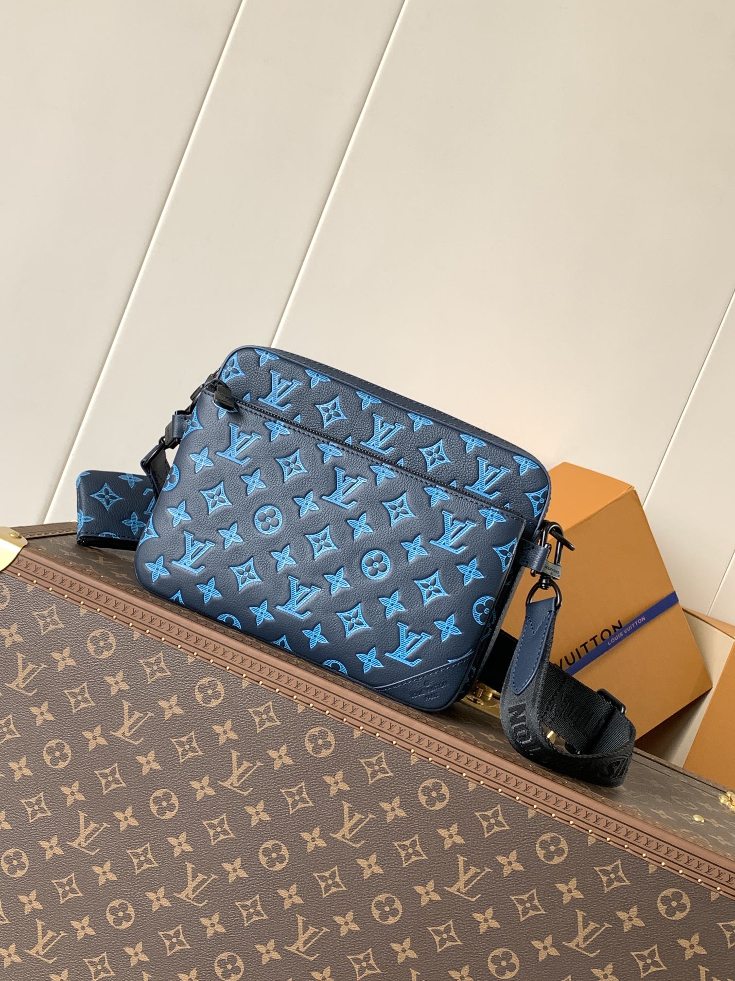 Louis Vuitton 变码芯片 独家 M46604蓝色 本款 Trio 邮差包取材 Monogram 压纹牛皮革