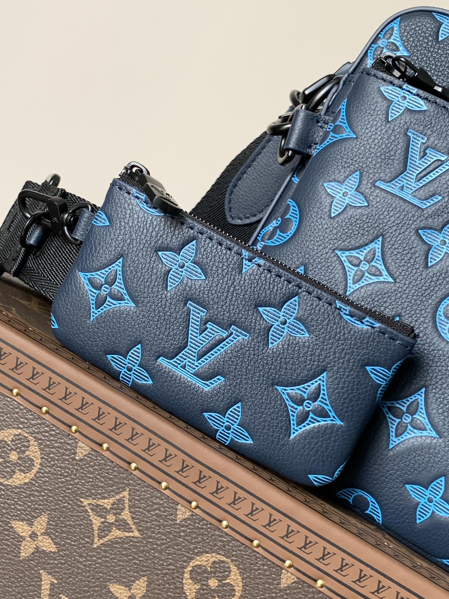 Louis Vuitton 变码芯片 独家 M46604蓝色 本款 Trio 邮差包取材 Monogram 压纹牛皮革