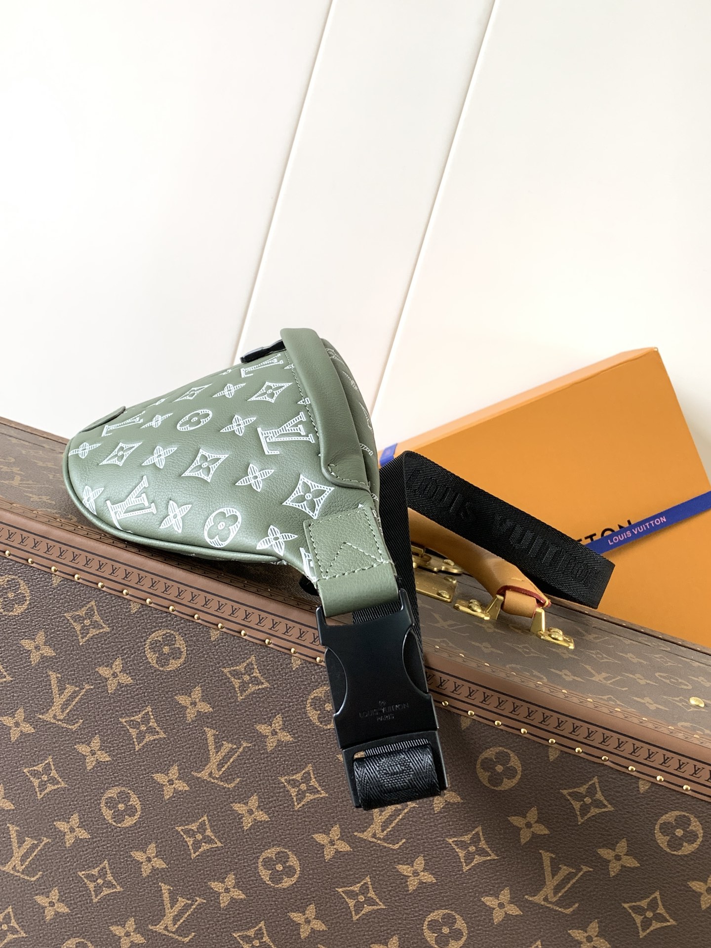 Louis Vuitton Discovery Bumbag Monogram Shadow Leather Waist Belt Bag 2 i1742282617 4331 8