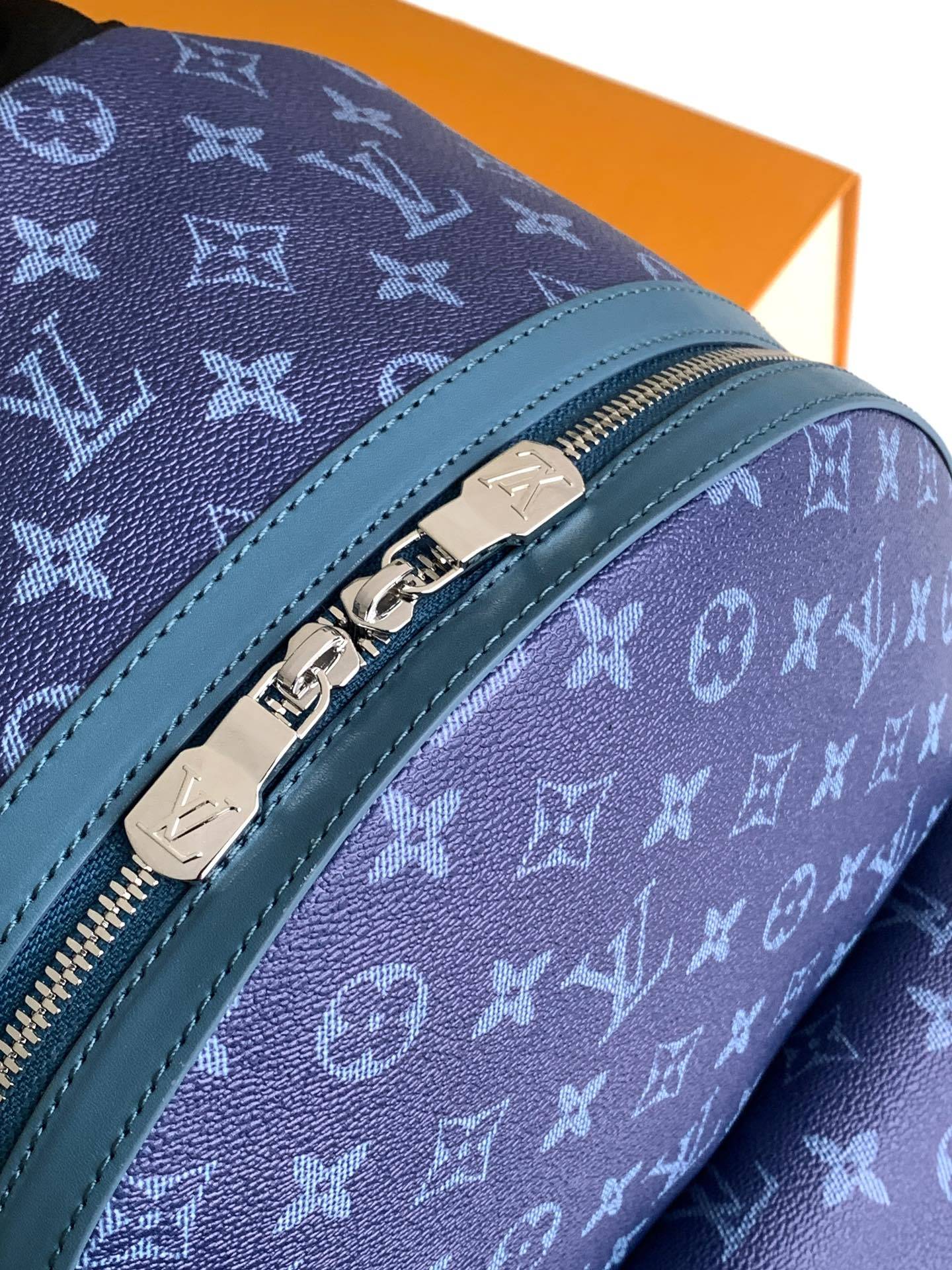 M11590渐变蓝 顶级原单 变码芯片163c 本款 Discovery 双肩包取材 Monogram