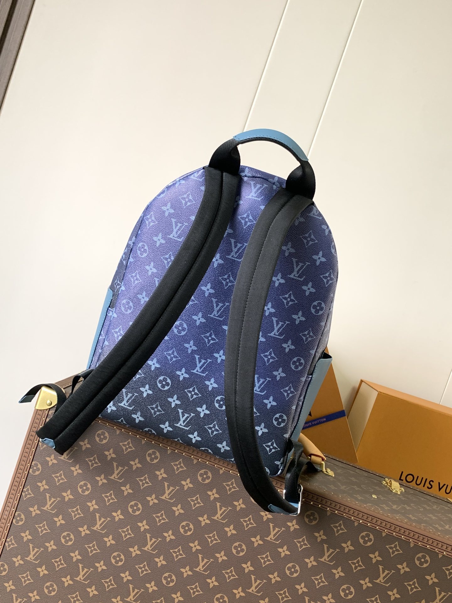 M11590渐变蓝 顶级原单 变码芯片163c 本款 Discovery 双肩包取材 Monogram