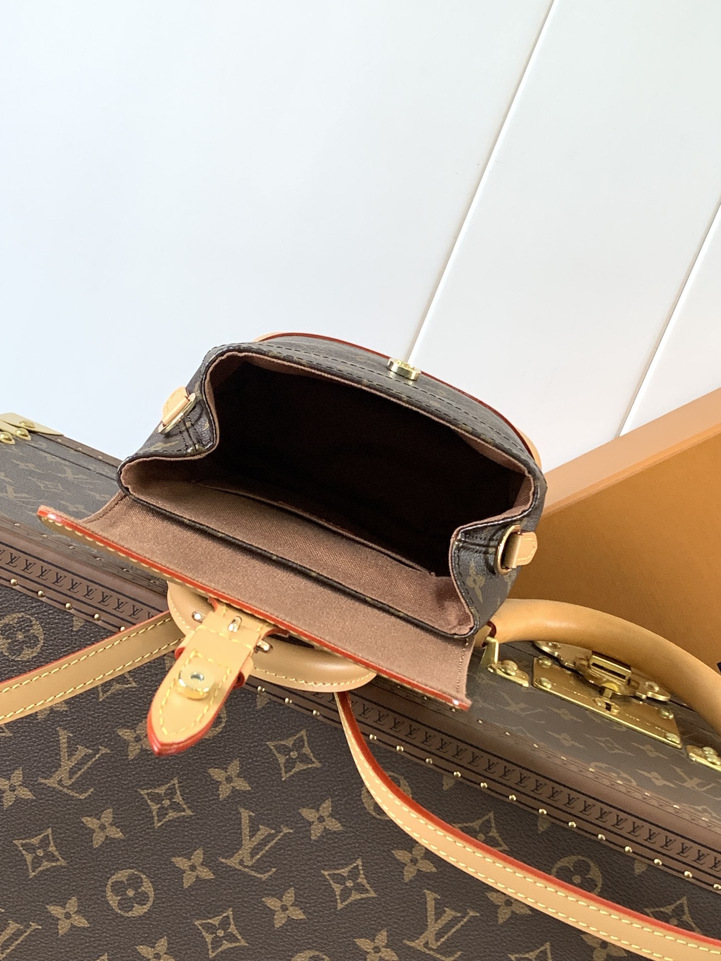 M14651 老花黄皮 顶级原单 变码芯片163c 以Monogram帆布材质展示的Soho Mini