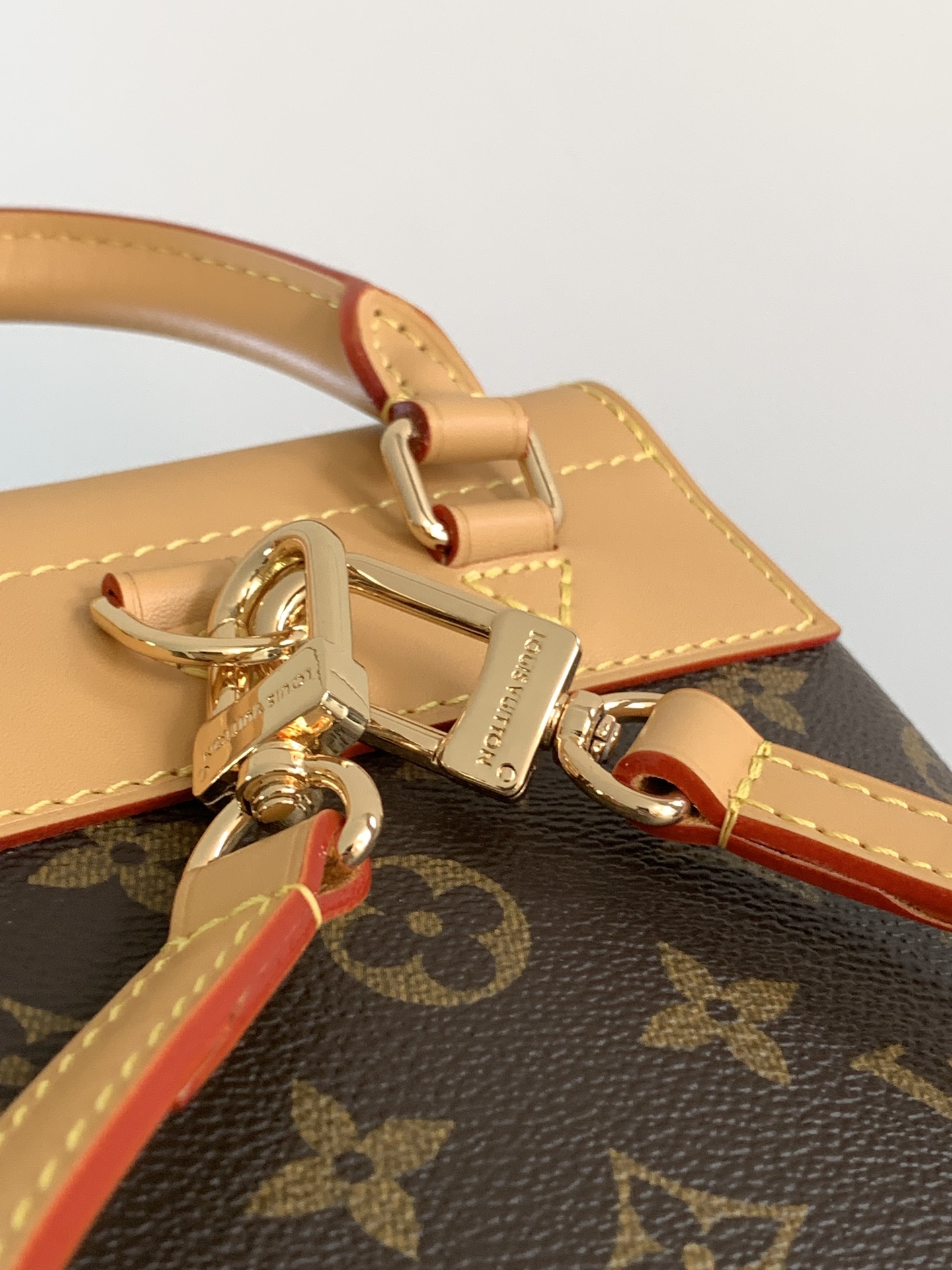  M14651 老花黄皮 顶级原单 变码芯片163c 以Monogram帆布材质展示的Soho Mini