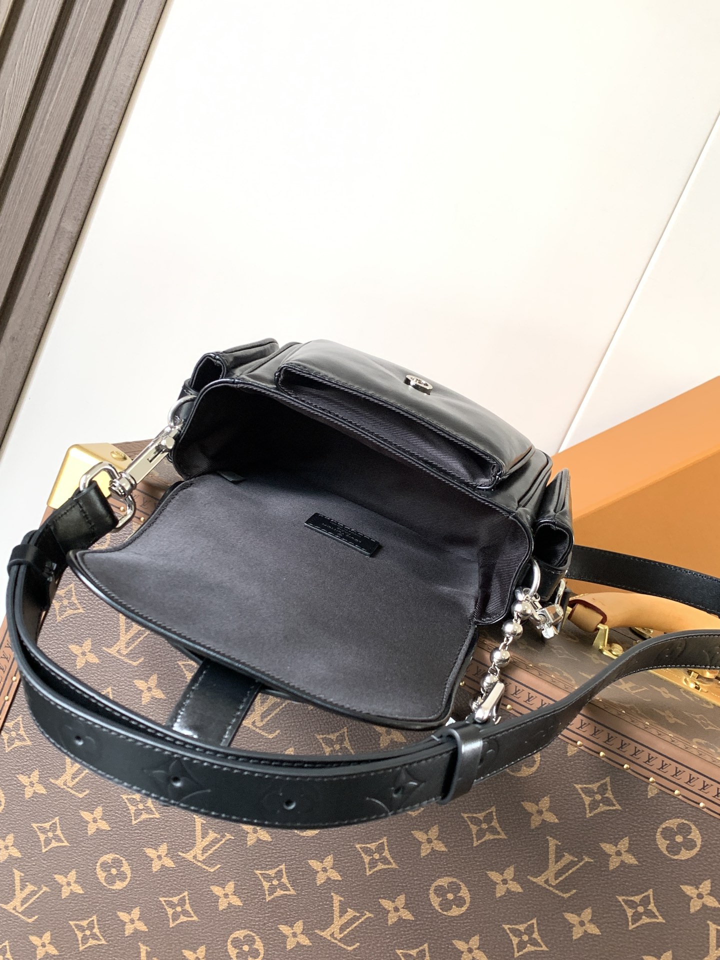  M13989黑色 顶级原单  变码芯片163c 本款 Cargo 迷你手袋以柔软牛皮革展露松弛魅力，再
